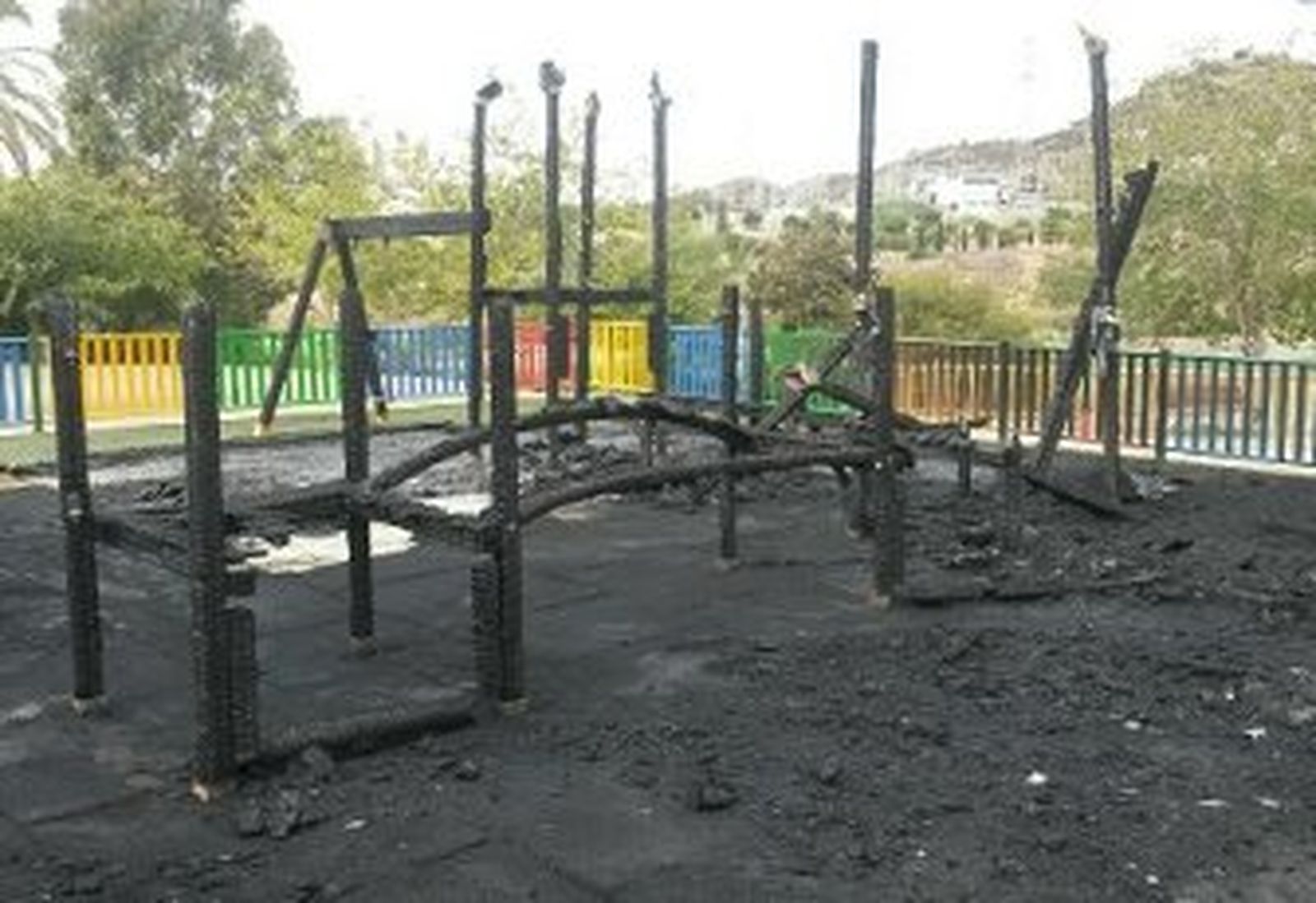 Incendian el parque infantil de la Laguna de la Barrera, recientemente mejorado