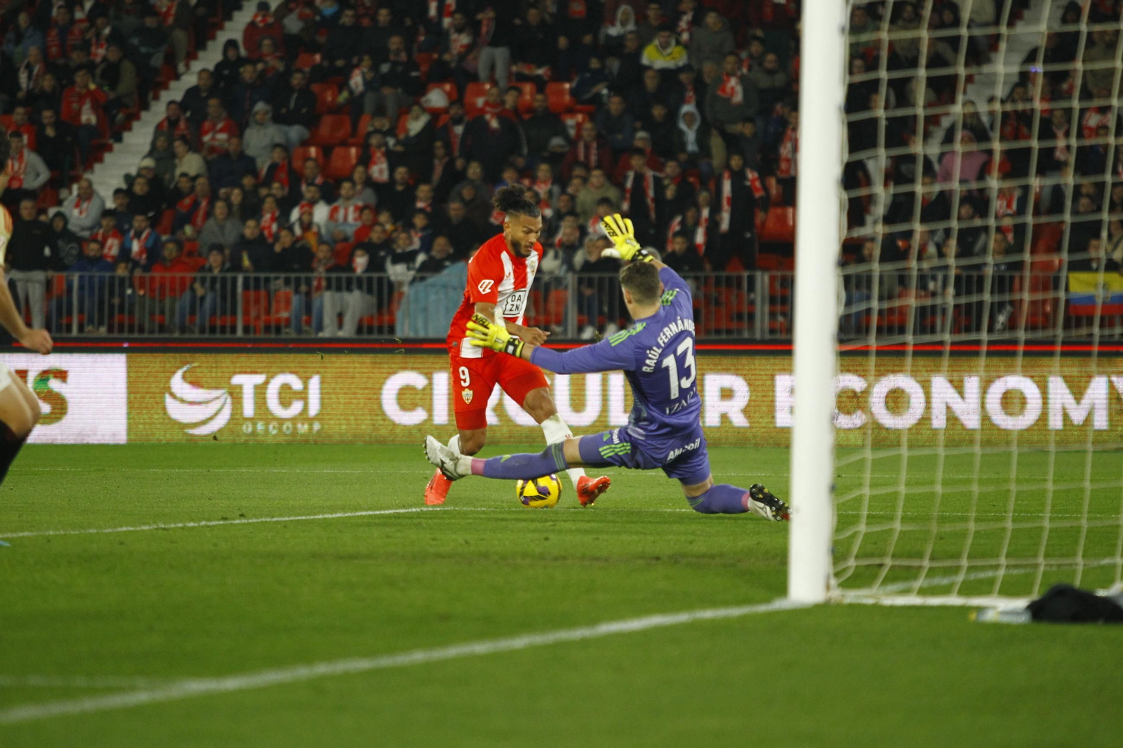 La U.D. Almería se impone por 1-0 al C.D. Mirandés y alcanza la segunda plaza, en imágenes