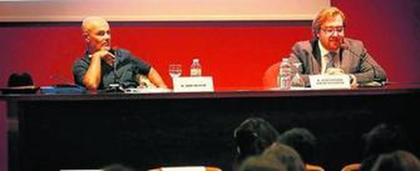 José Mateos, poco antes de iniciar la lectura dela conferencia de Luis Alberto de Cuenca.