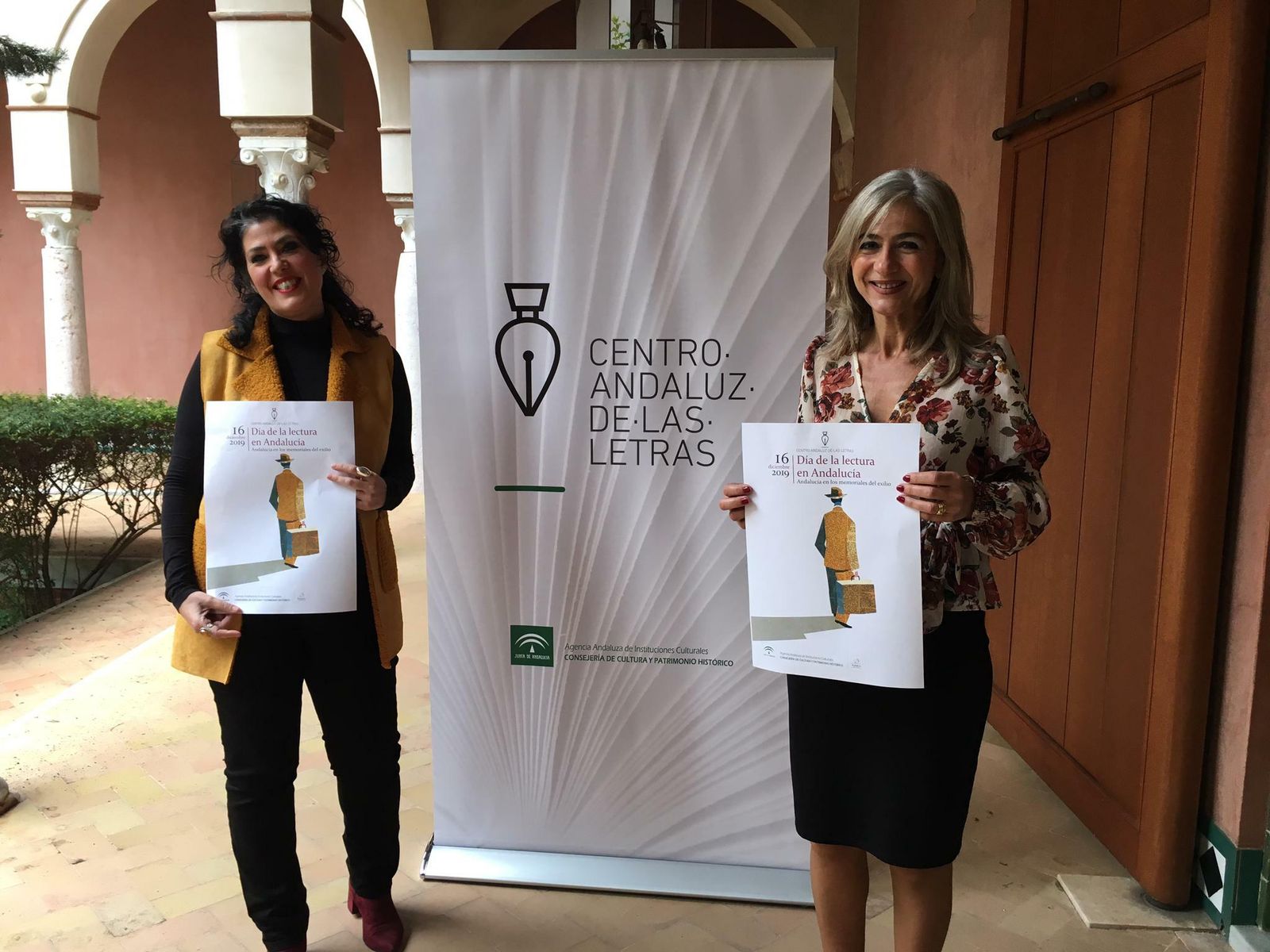 Patricia del Pozo y Eva Díaz Pérez con el diseño de la efeméride creado por Manuel Ortiz.