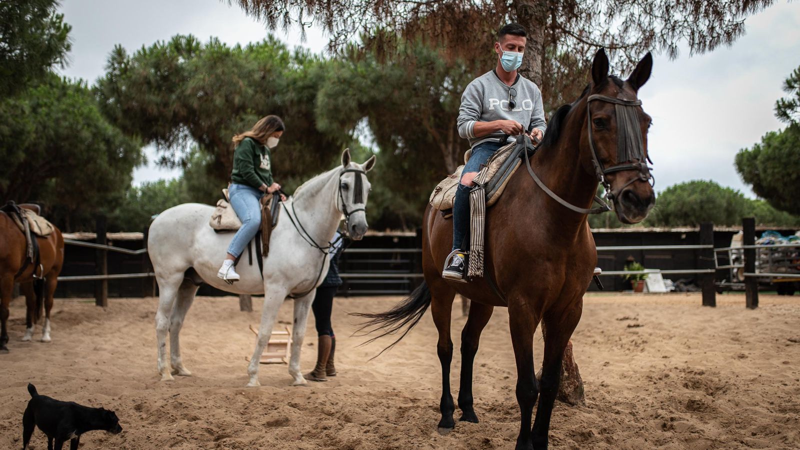 Antes de partir, los usuarios reciben nociones básicas para montar a caballo