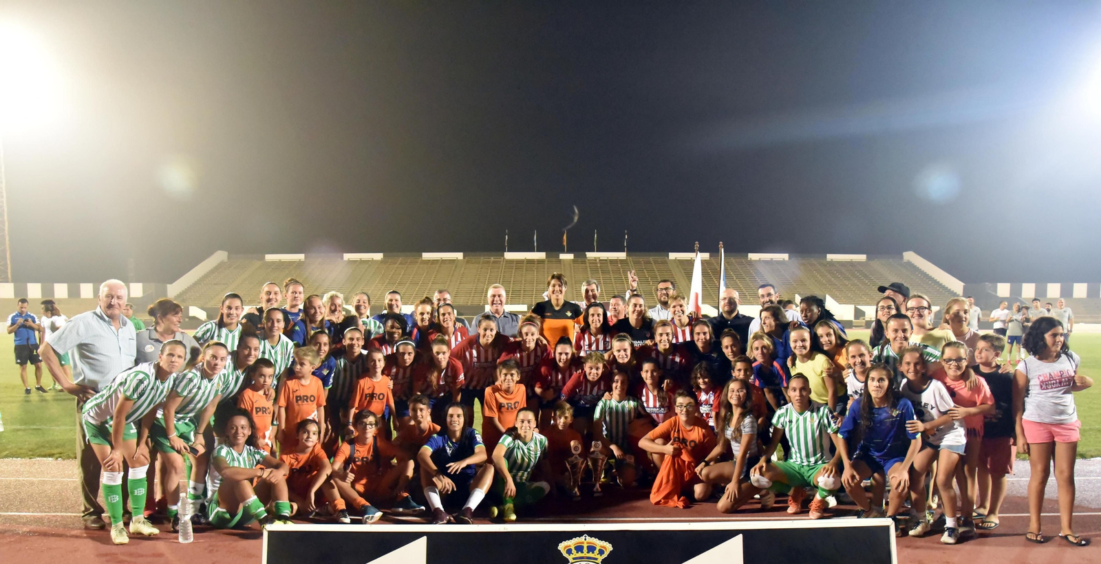 Jugadoras de los dos equipos finalistas y autoridades comarcales posan al final de la contienda.