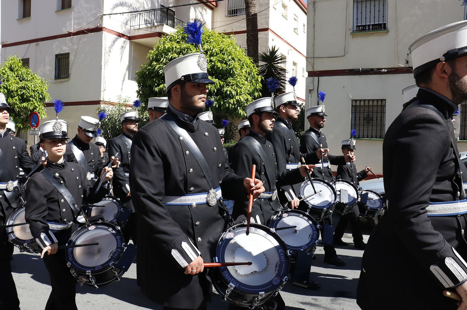 Imágenes del recorrido de la Hermandad de la Redención por las calles de Huelva