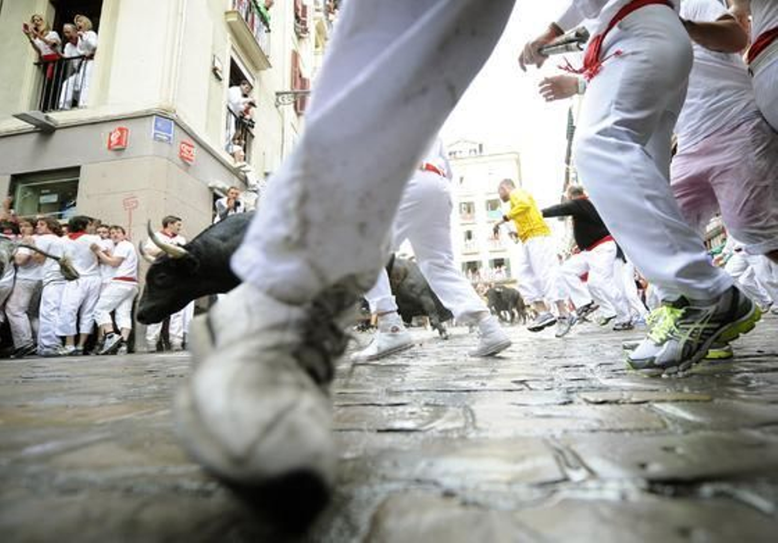 El primer encierro de 2012 finaliza con una cornada en el primer tramo y la entrada en la plaza de un toro con un mozo en una de sus astas.

Foto: EFE / Reuters