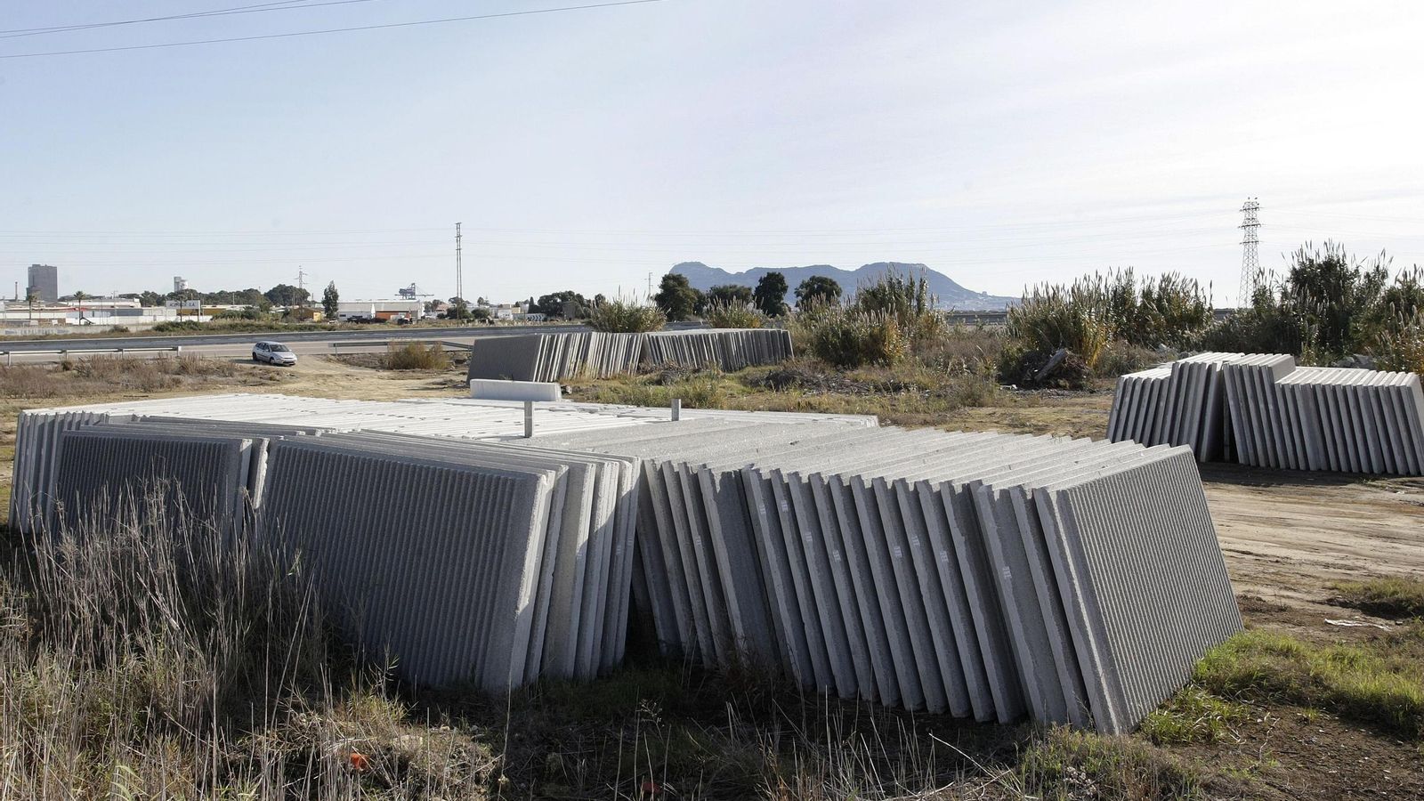 Los paneles, una vez desinstalados, en una cuneta (en 2011).