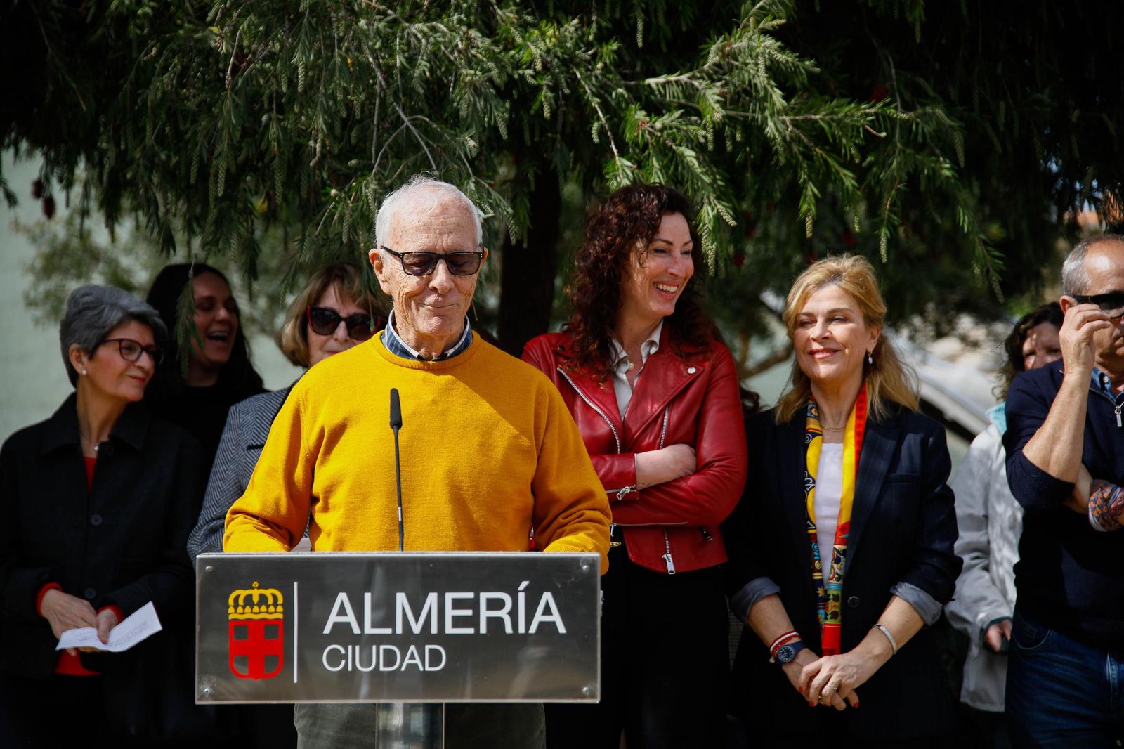 Las imágenes de la plantación de un olivo y el entierro de una cápsula del tiempo