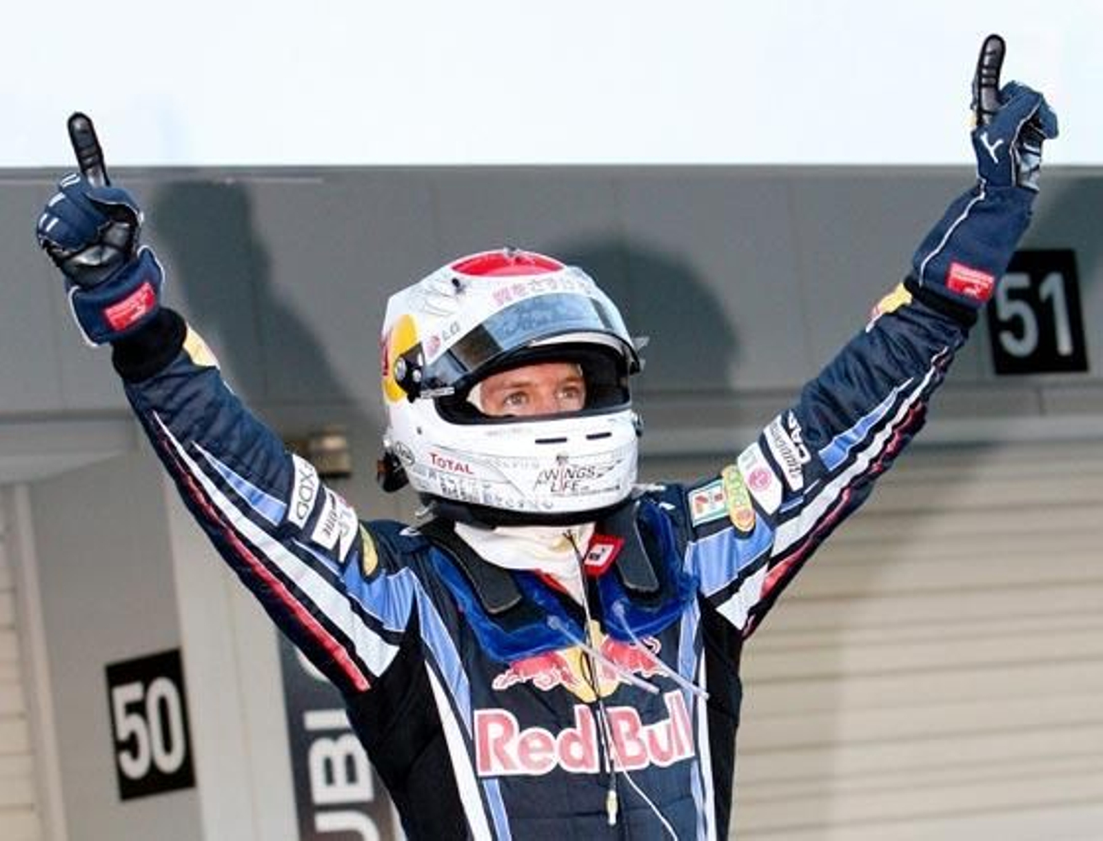 Fernando Alonso logra superar el peor circuito que le quedaba para Ferrari F10 con un tercer puesto detrás de los Red Bull del alemán Sebastian Vettel y del australiano Mark Webber

Foto: efe