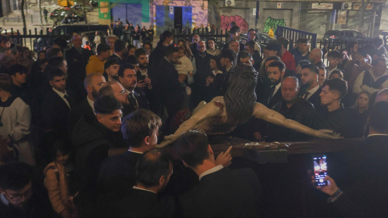 Las mejores imágenes del Vía Crucis de la Hermandad de los Salesianos 2025