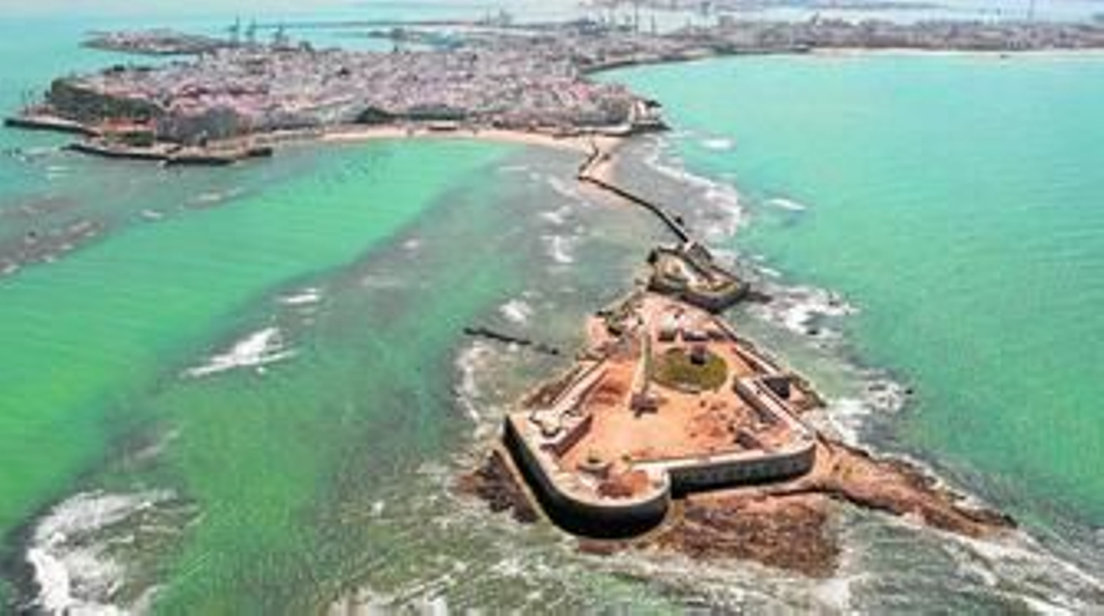 Vista aérea del Castillo de San Sebastián y la Caleta, al fondo.