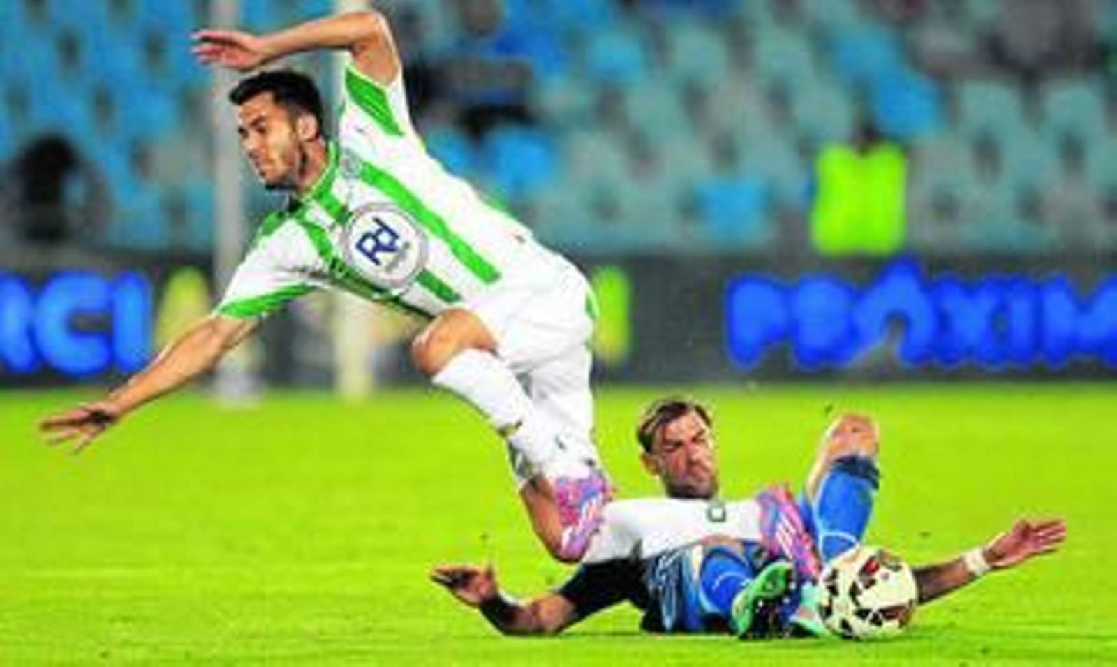 Fede Vico cae tras una entrada de Valera.