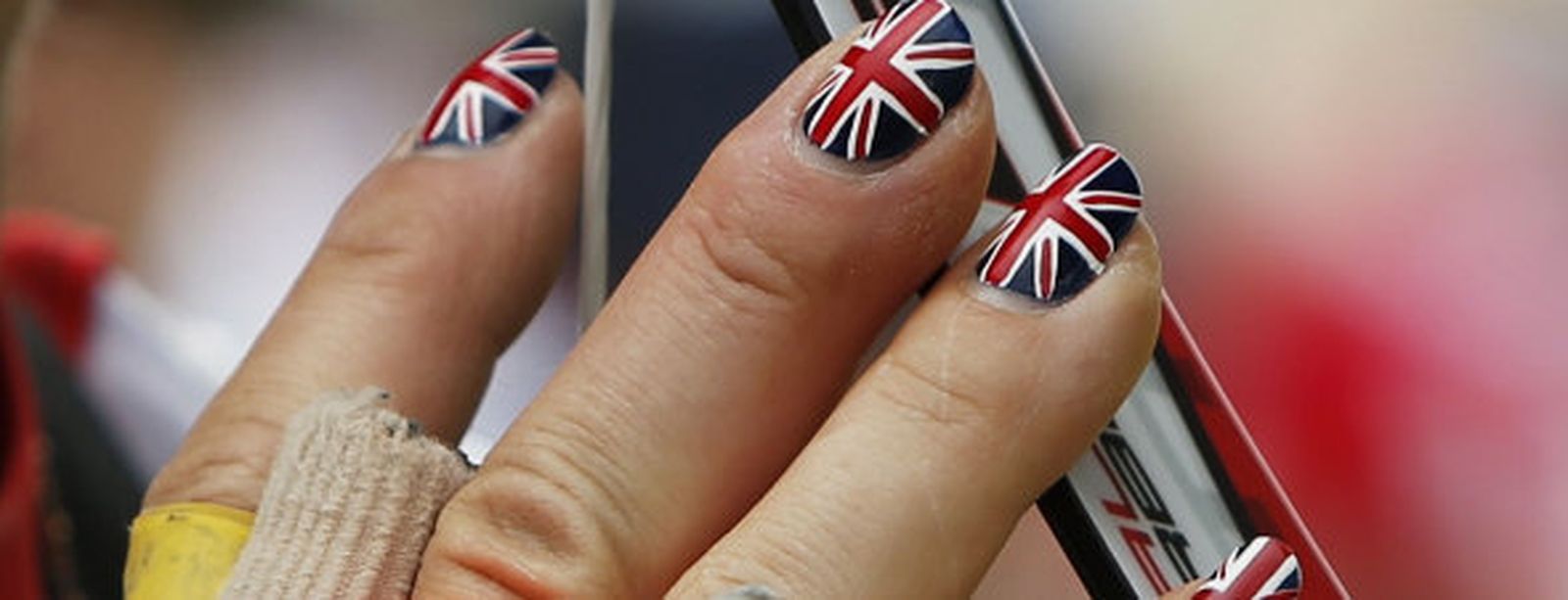 La nadadora española Mireia Belmonte luciendo manicura de fantasía.