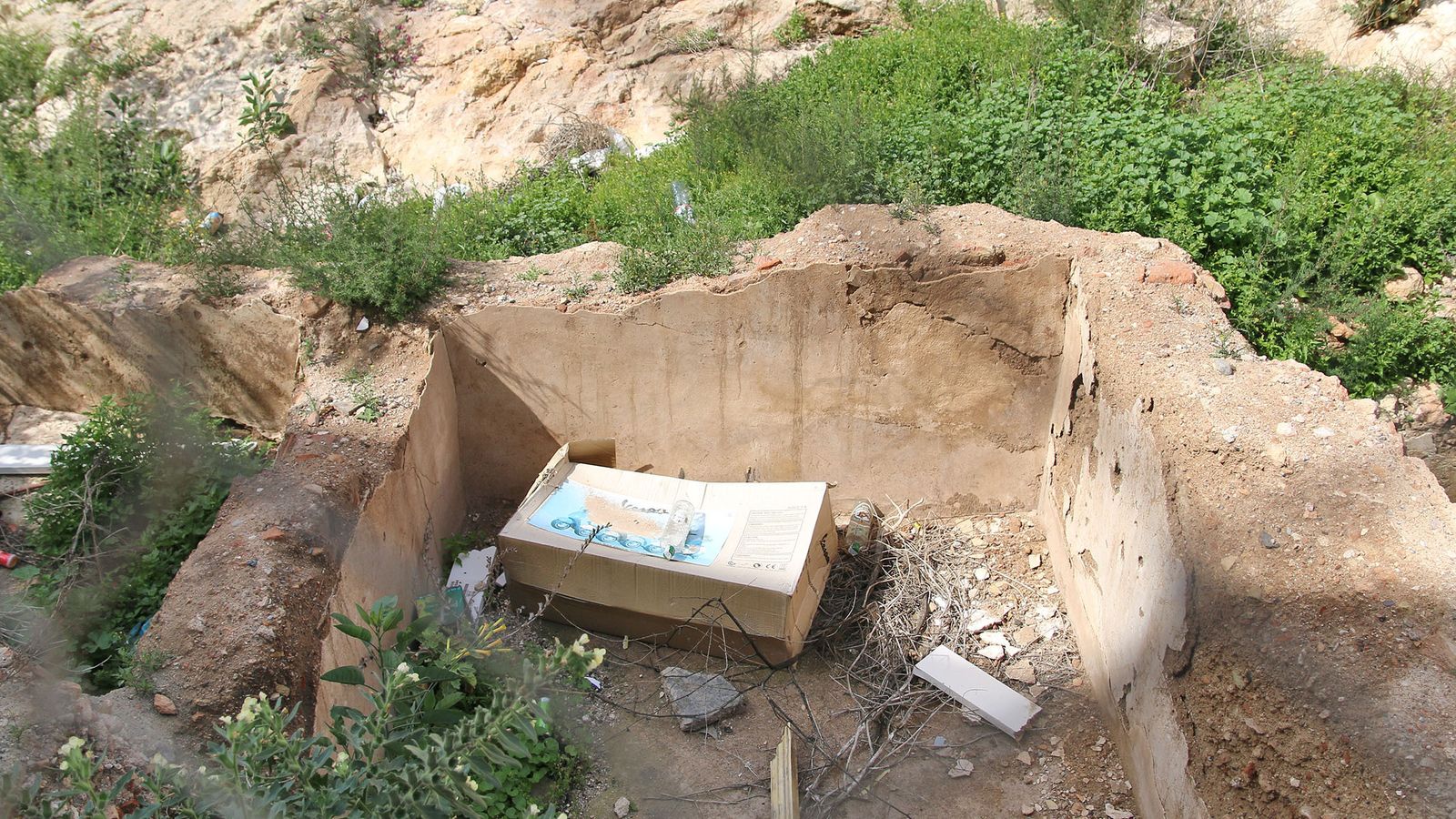 El Ayuntamiento asegura que realiza limpiezas periódicos, pero la basura reaparece