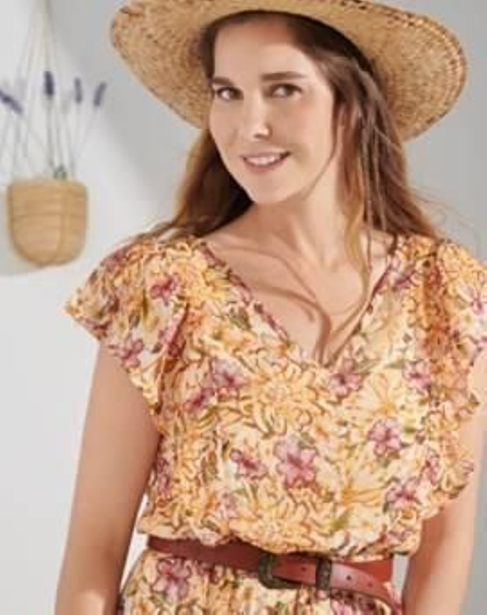 Natalia Sánchez posando con las prendas de 'Boho', la última colección de Lidl
