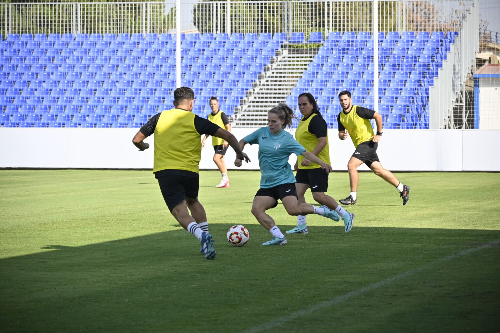 Entrenamiento del Sporting de Huelva a puertas abiertas, en imágenes