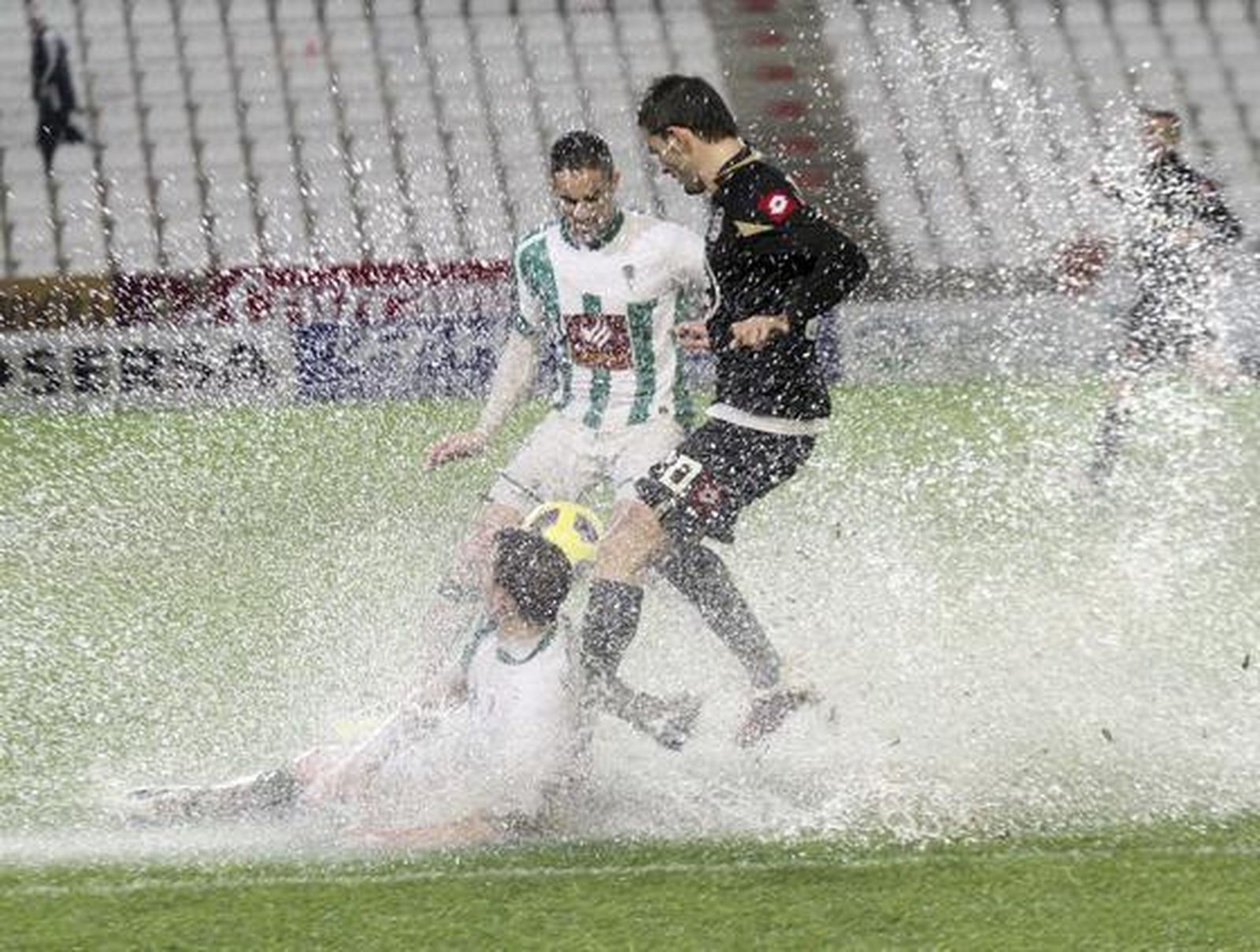 El Córdoba empata 1-1 en casa en la ida de los octavos de final de la Copa del Rey ante el Deportivo. / EFE