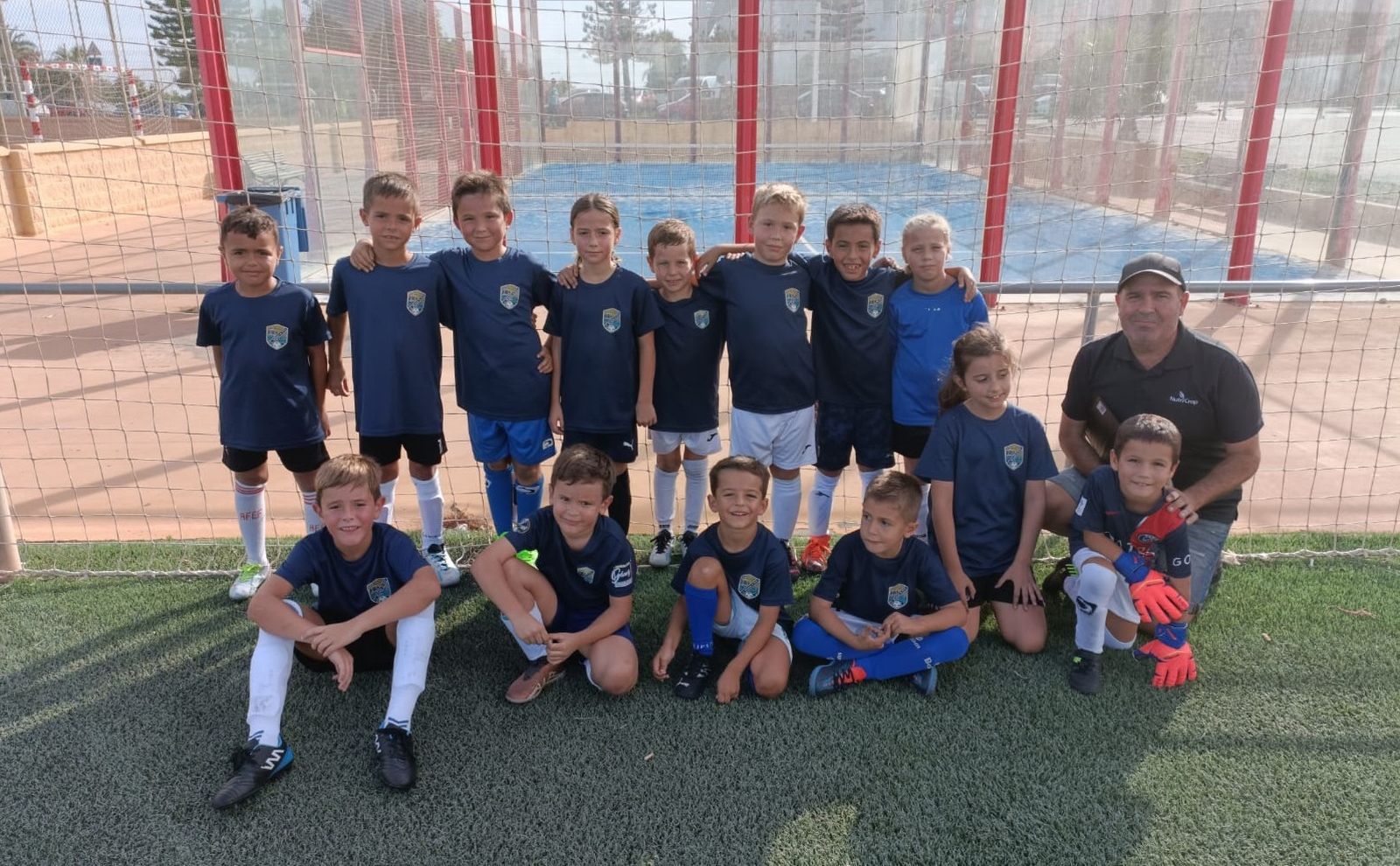 Uno de los grupos del nuevo club, antes de un amistoso reciente