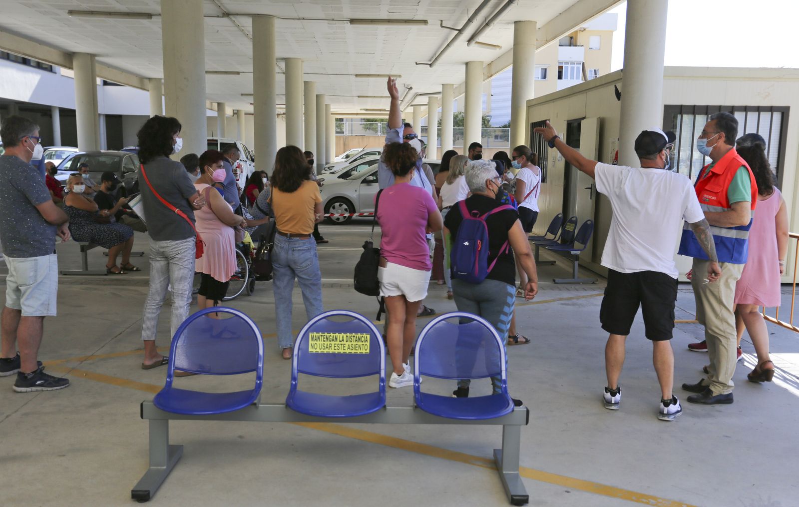Personas esperando para vacunarse en el centro de salud de Santa Inés-Teatinos.