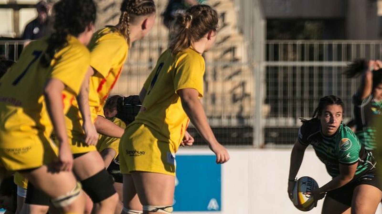 Julia Castro realiza una apertura con la línea del Barça atenta.