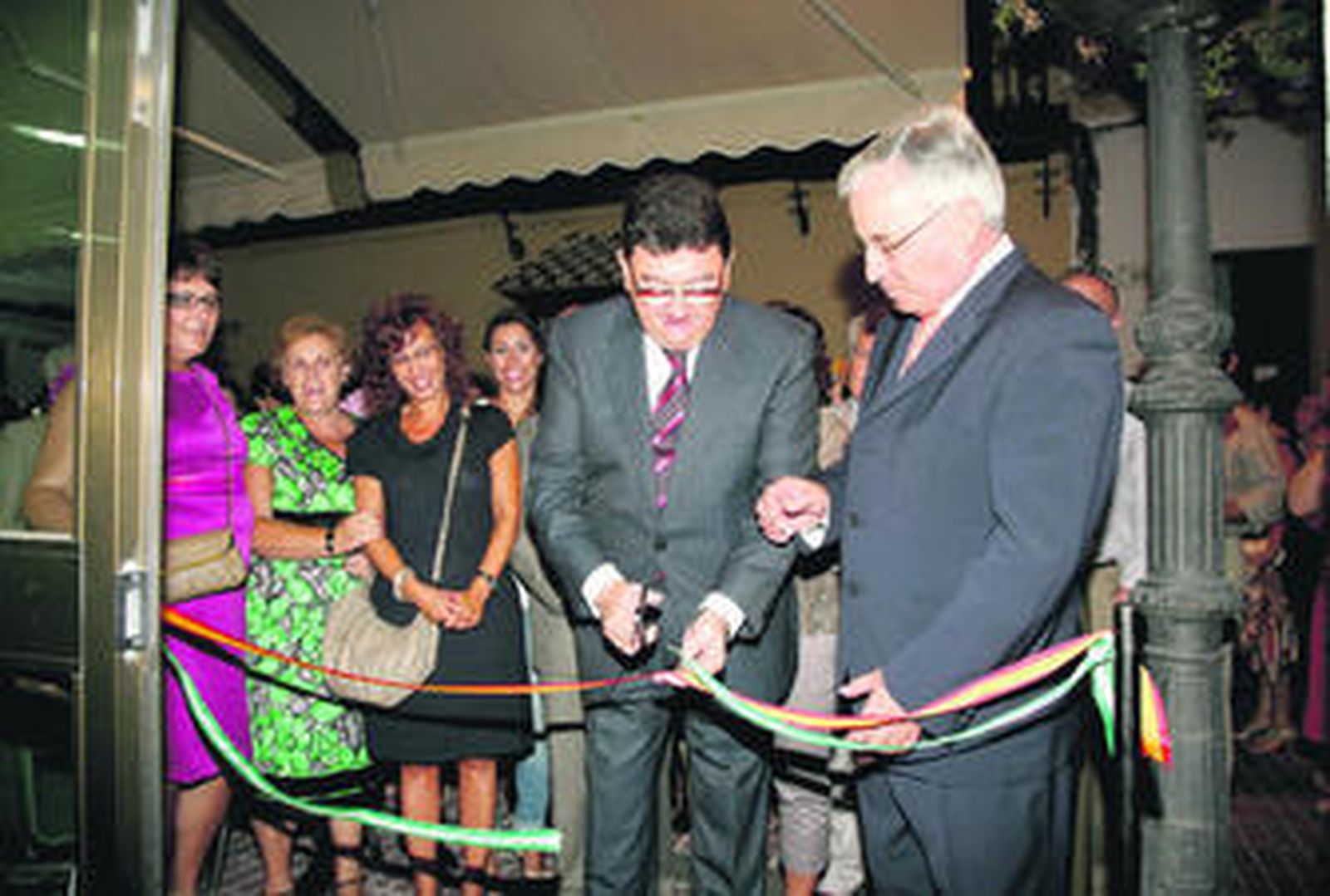 El alcalde, Lorenzo Sánchez, y el presidente del Casino Roteño, en la inauguración del edificio remodelado.