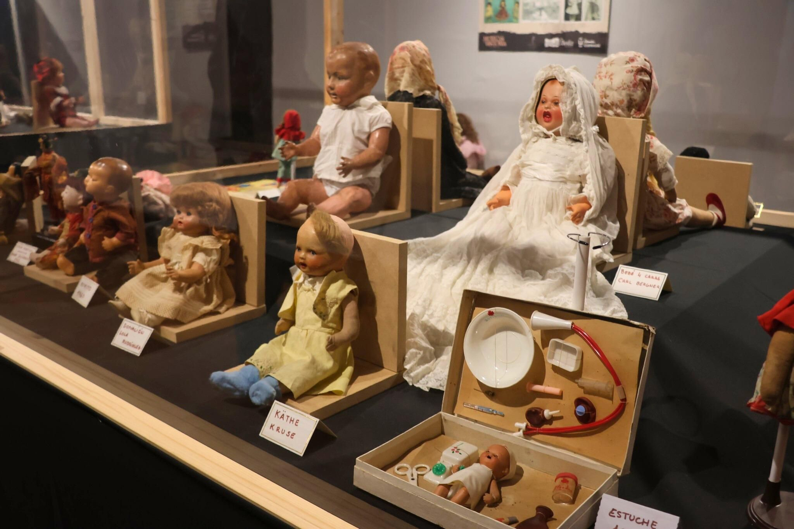 Conjunto de muñecas clásicas y accesorios originales, con piezas firmadas por casas emblemáticas como Käthe Kruse.