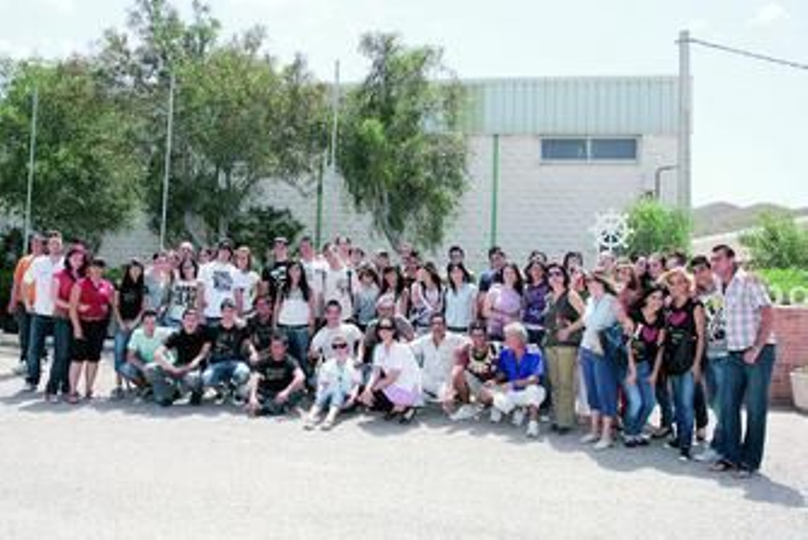 Trabajadores y pacientes del centro junto a los alumnos del IES 'Albaida'.