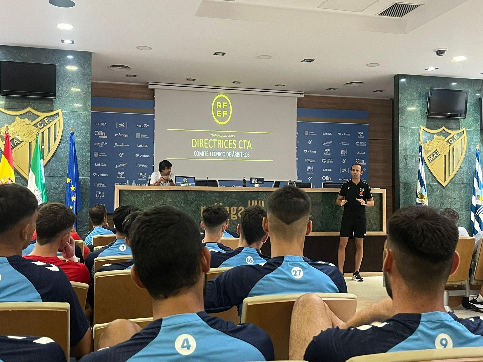 Mario Melero López da una charla a los jugadores del Málaga CF