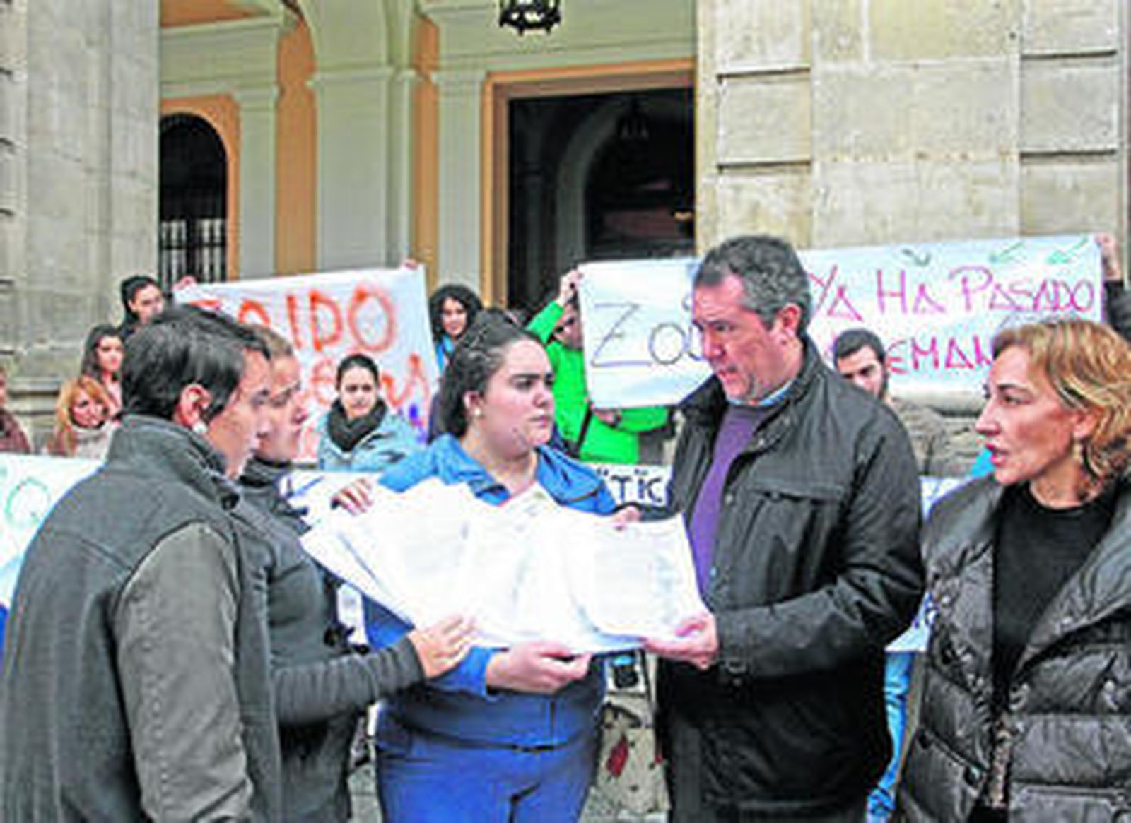 Espadas y López muestran las firmas recogidas por los afectados de la paralización de las escuelas taller
