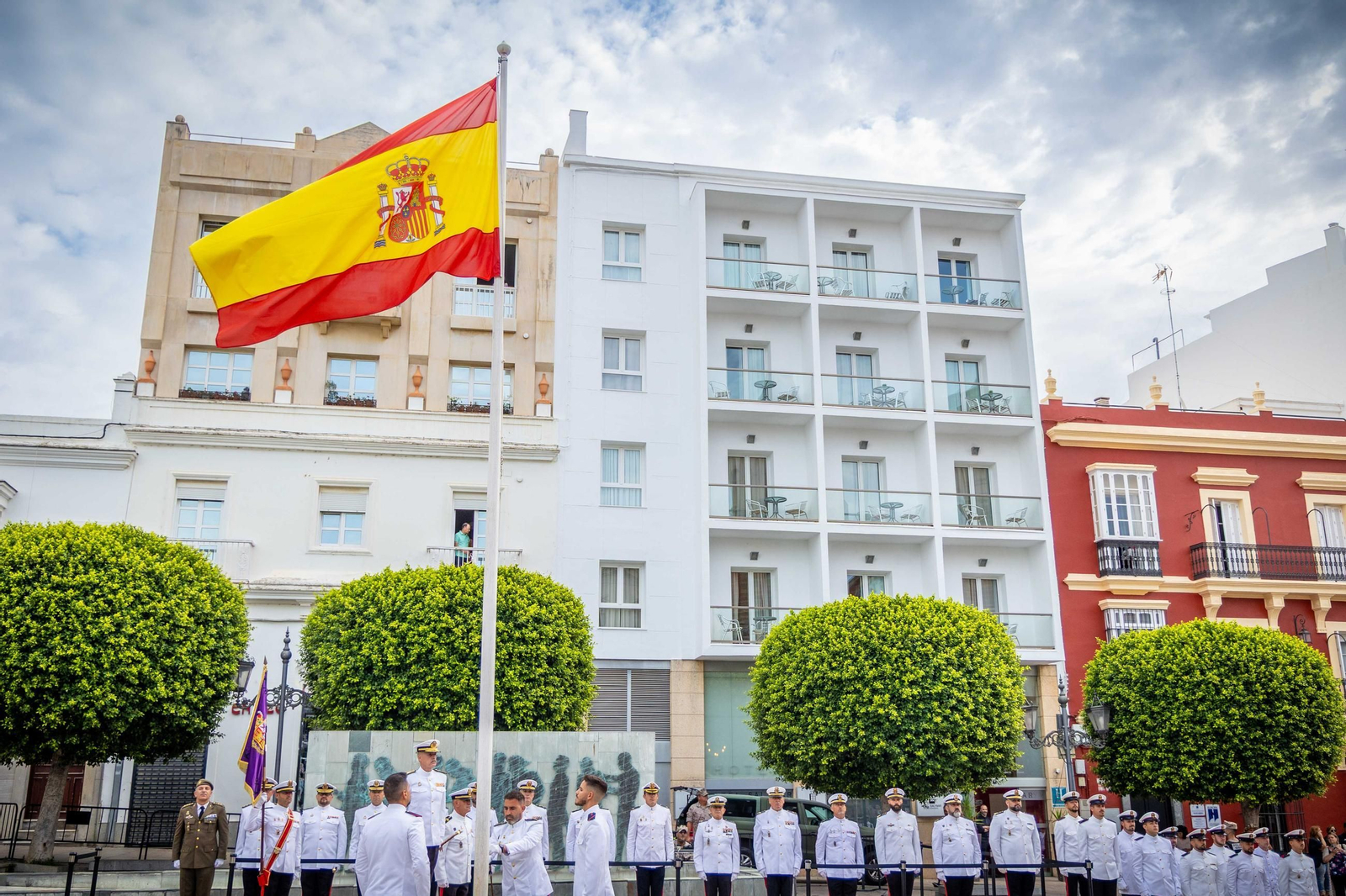 Solemne izado de la bandera en el centro de San Fernando, en imágenes