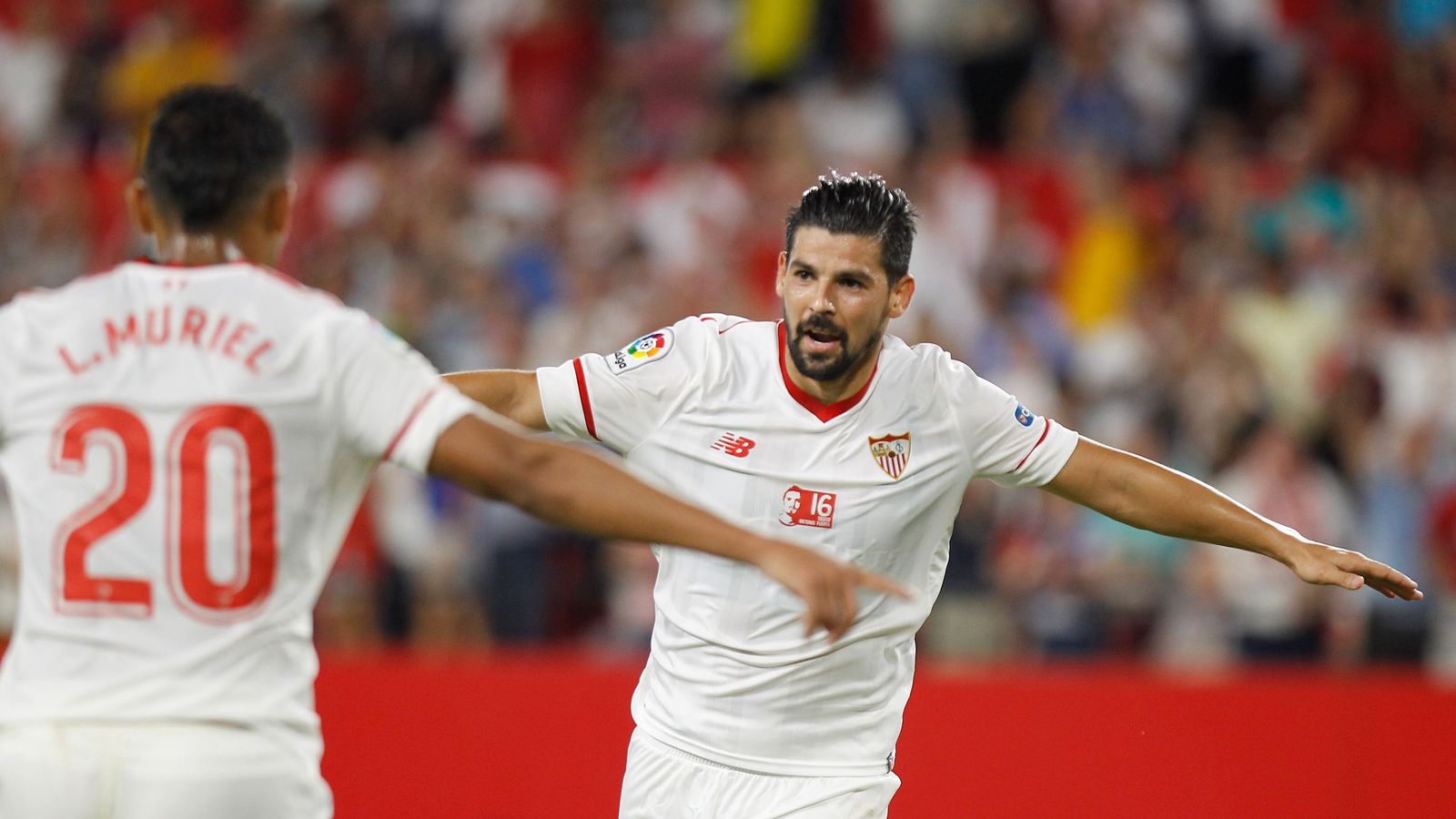 Nolito celebra un gol con el Sevilla junto a Luis Muriel.