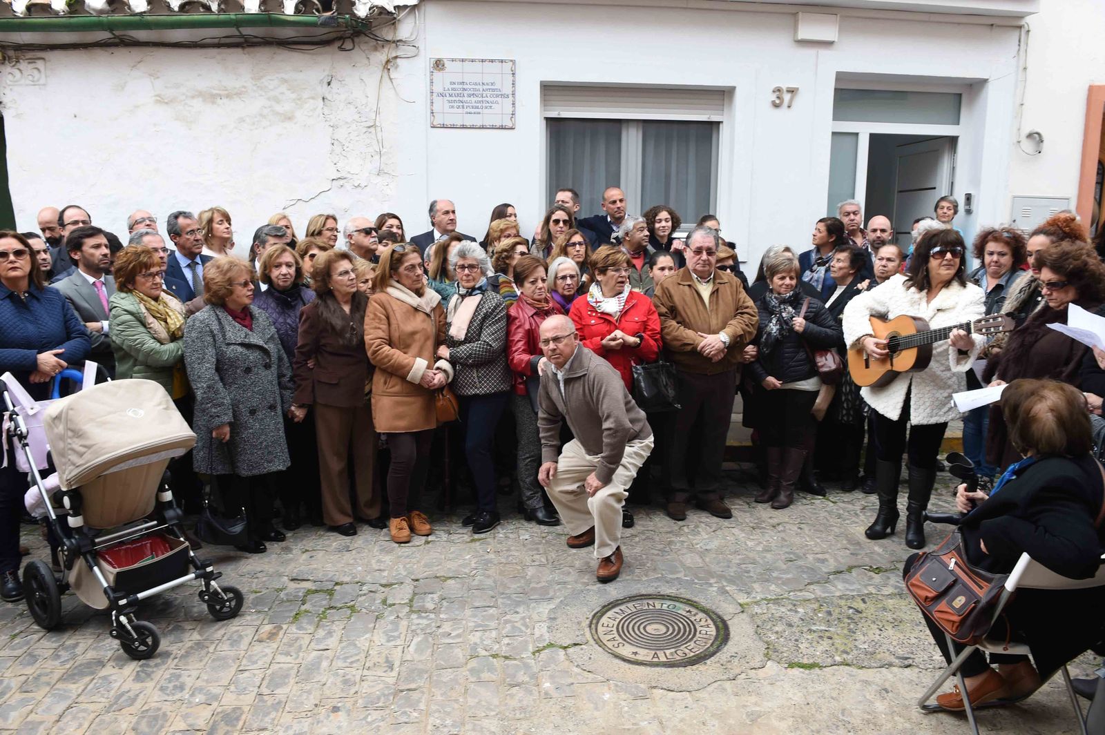 Una placa por  Espínola en su calle Buen Aire