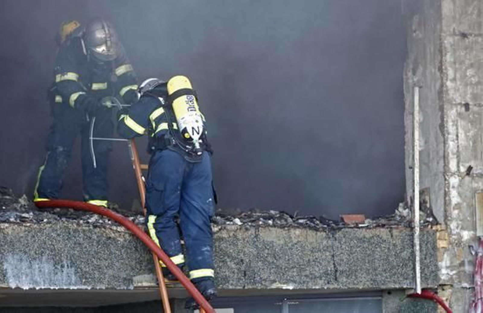 Espectacular incendio en un edificio de la calle Brasil. /Jesús Marín