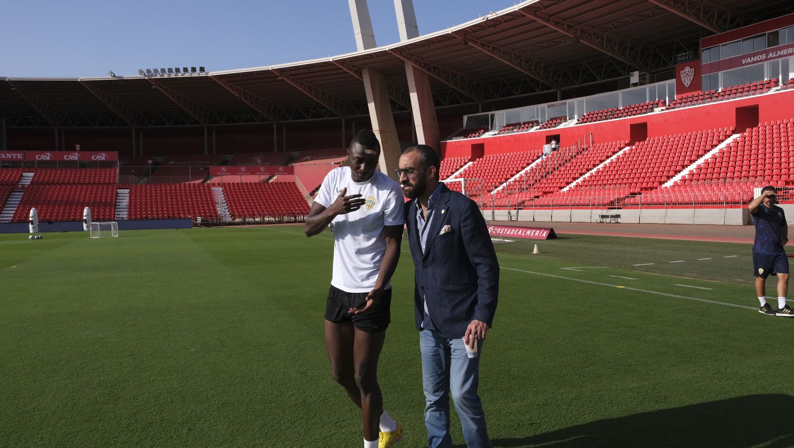 Imágenes de la visita de la Alcaldesa de Almería, María Vázquez, a los jugadores de la U.D. Almería