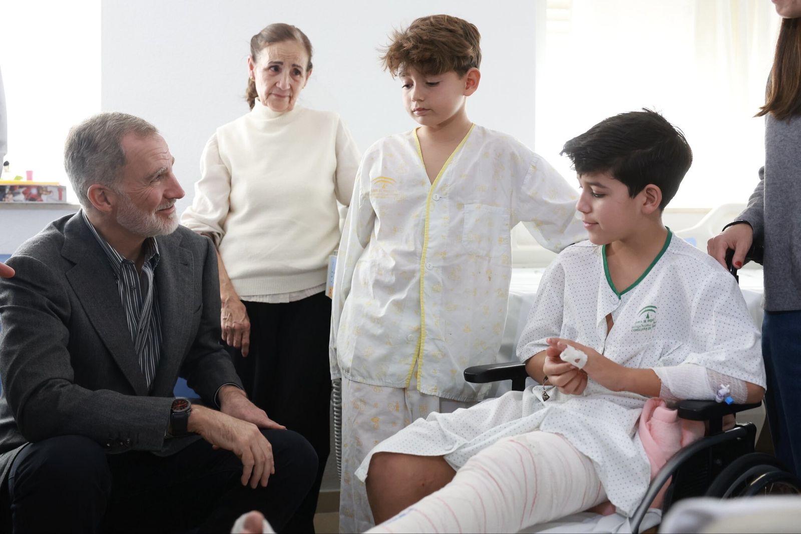 El Rey Felipe VI conversa con dos niños hospitalizados.