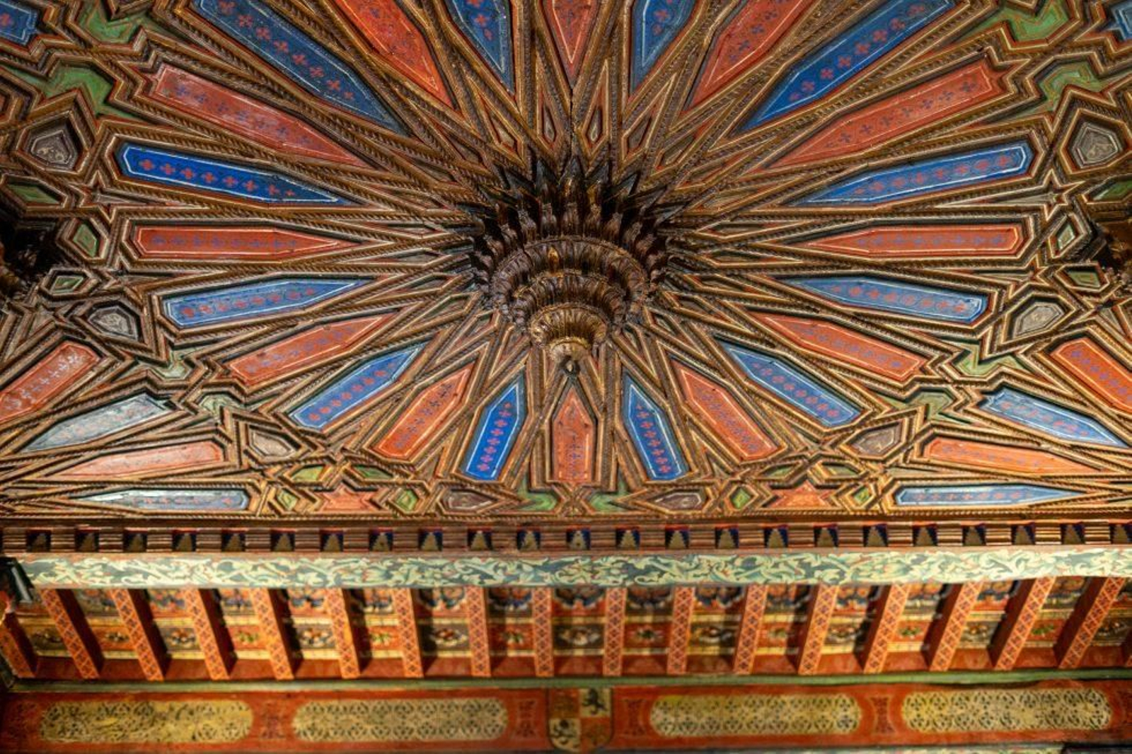 El artesonado del Salón Mudéjar es uno de los elementos arquitectónicos más llamativos.