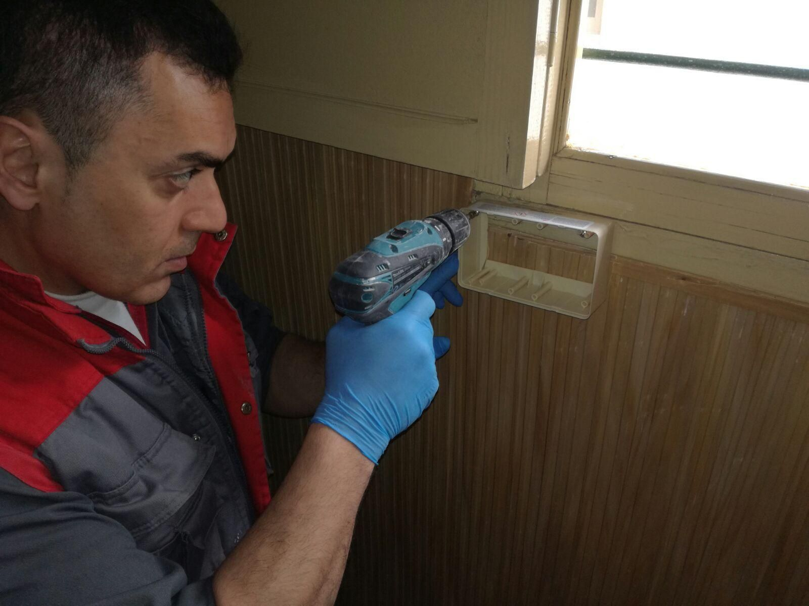 Técnicos de la empresa especializada durante la instalación de los nuevos cebos en la viviendas afectadas por las termitas.