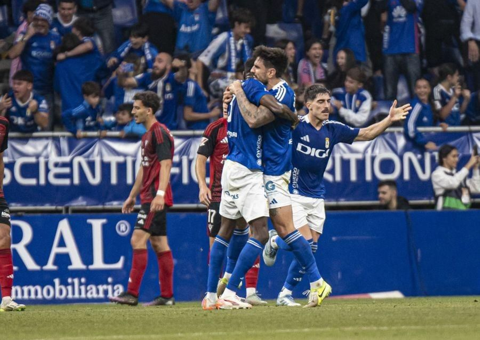 Las fotos del ascenso del Oviedo ante el Mirandés