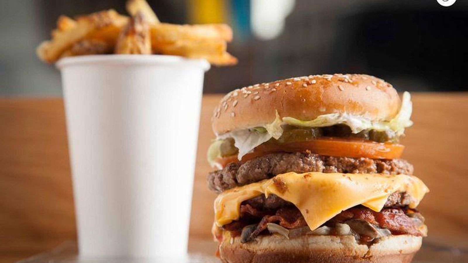 Hamburguesa con queso y bacosn de Five Guys.