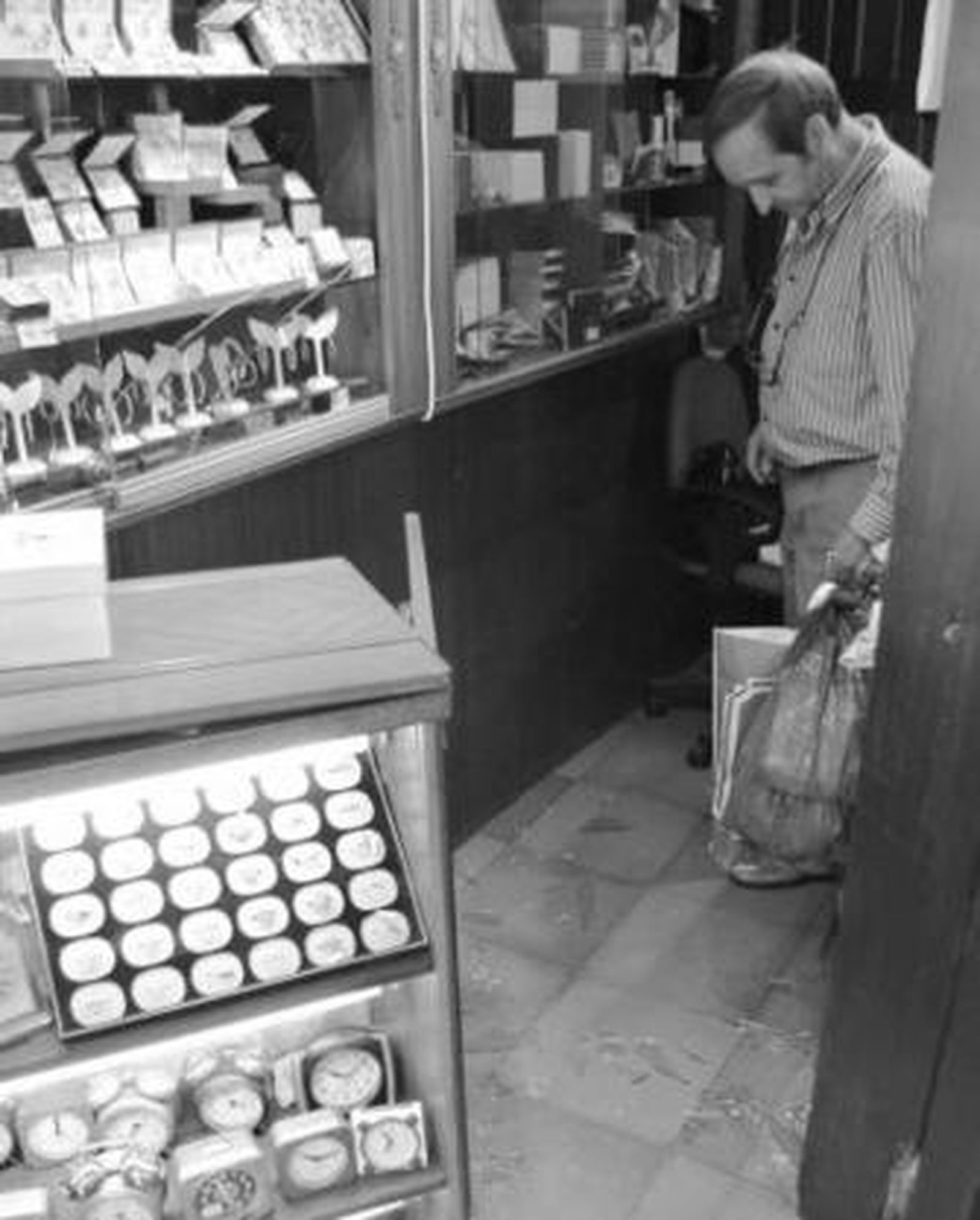 Vázquez muestra los destrozos en el establecimiento.