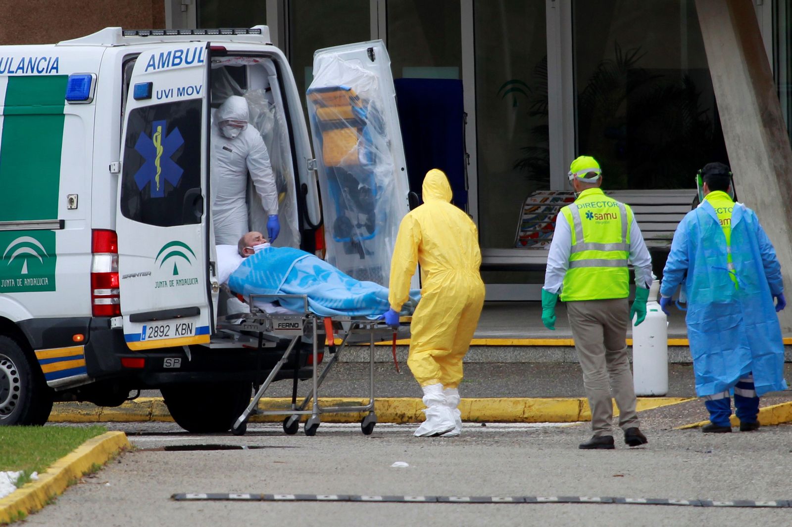 Traslado de un residente gaditano durante la pandemia.