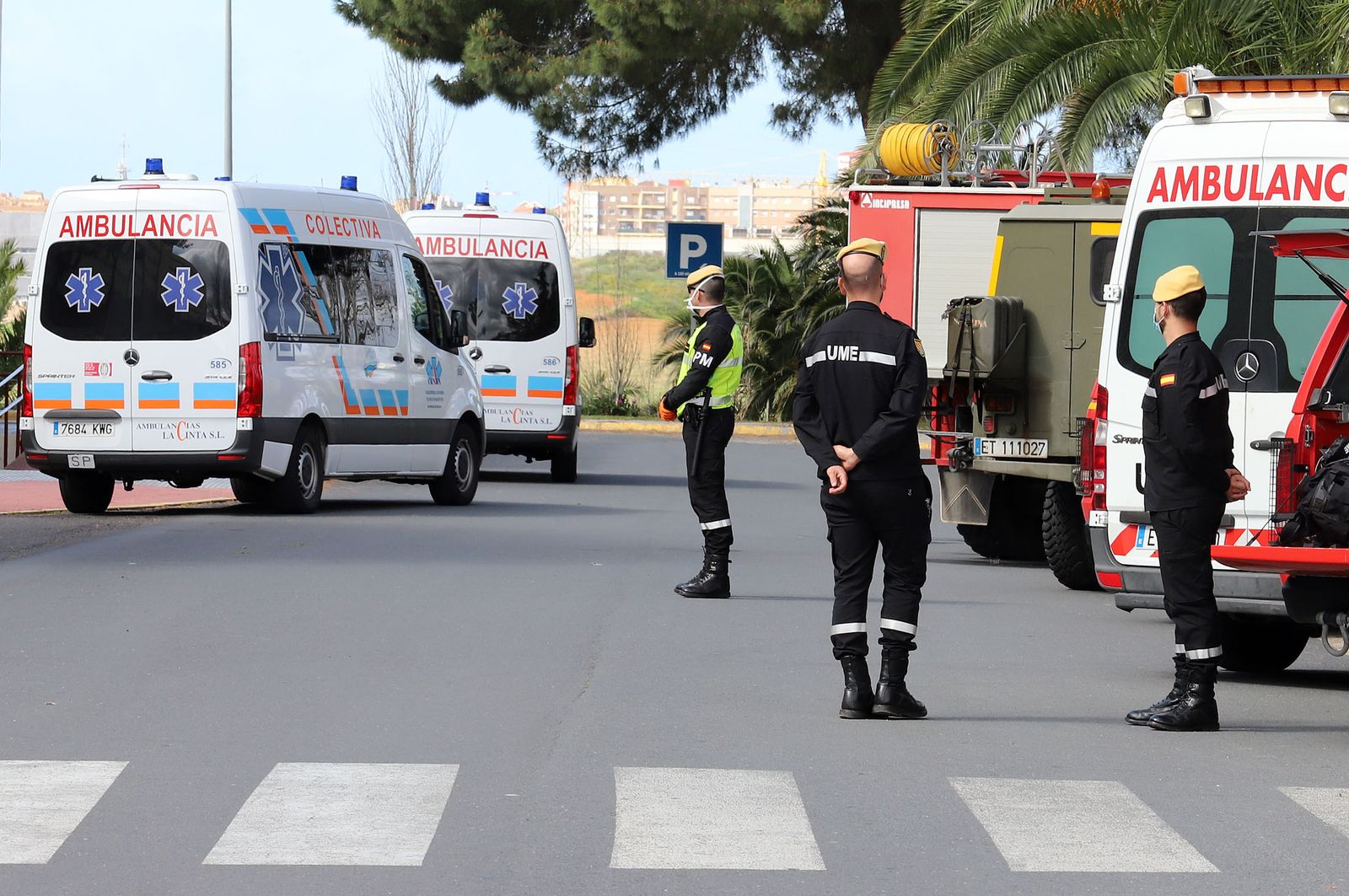 Imágenes de las tareas de desinfección de la UME en el Hospital Infanta Elena