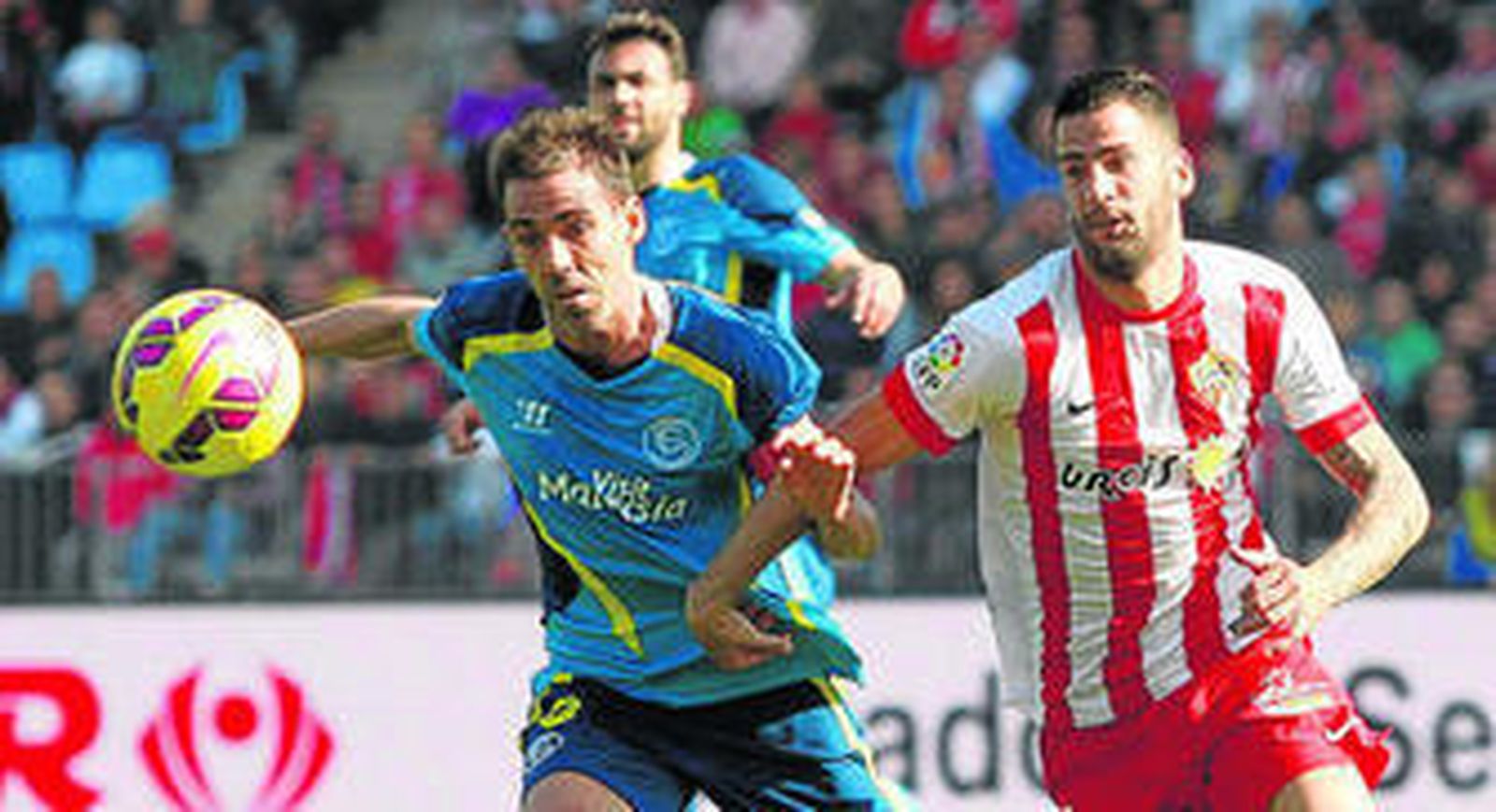 Edgar Méndez pelea por un balón con Fernando Navarro, del Sevilla, durante un encuentro de la pasada temporada.