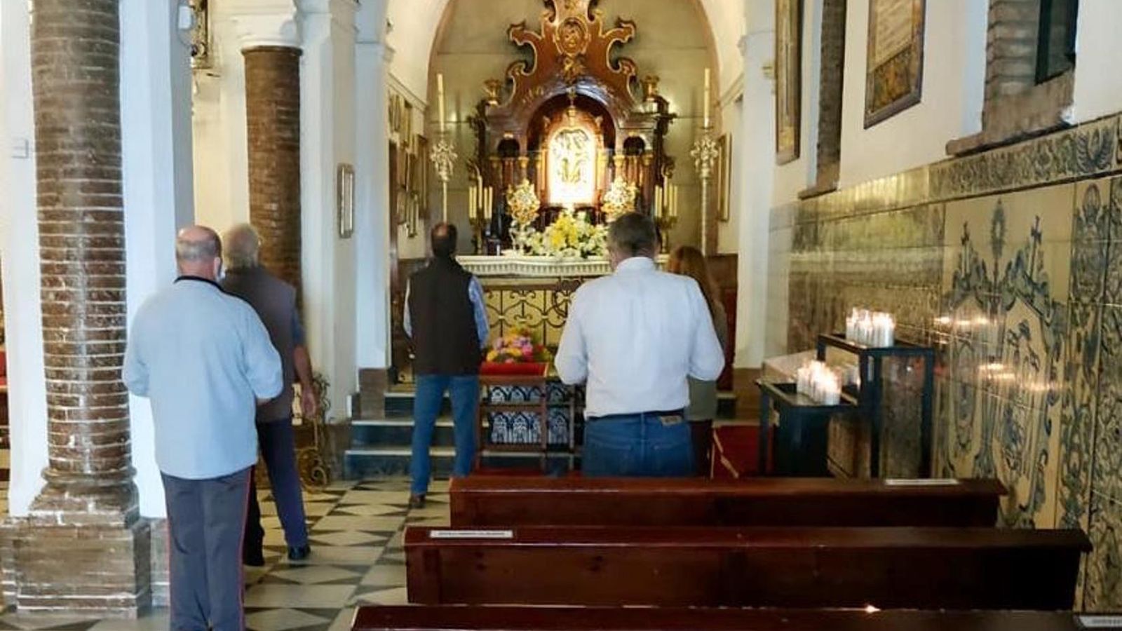 Los devotos se acercan a visitar a la Virgen de la Cinta en su santuario.