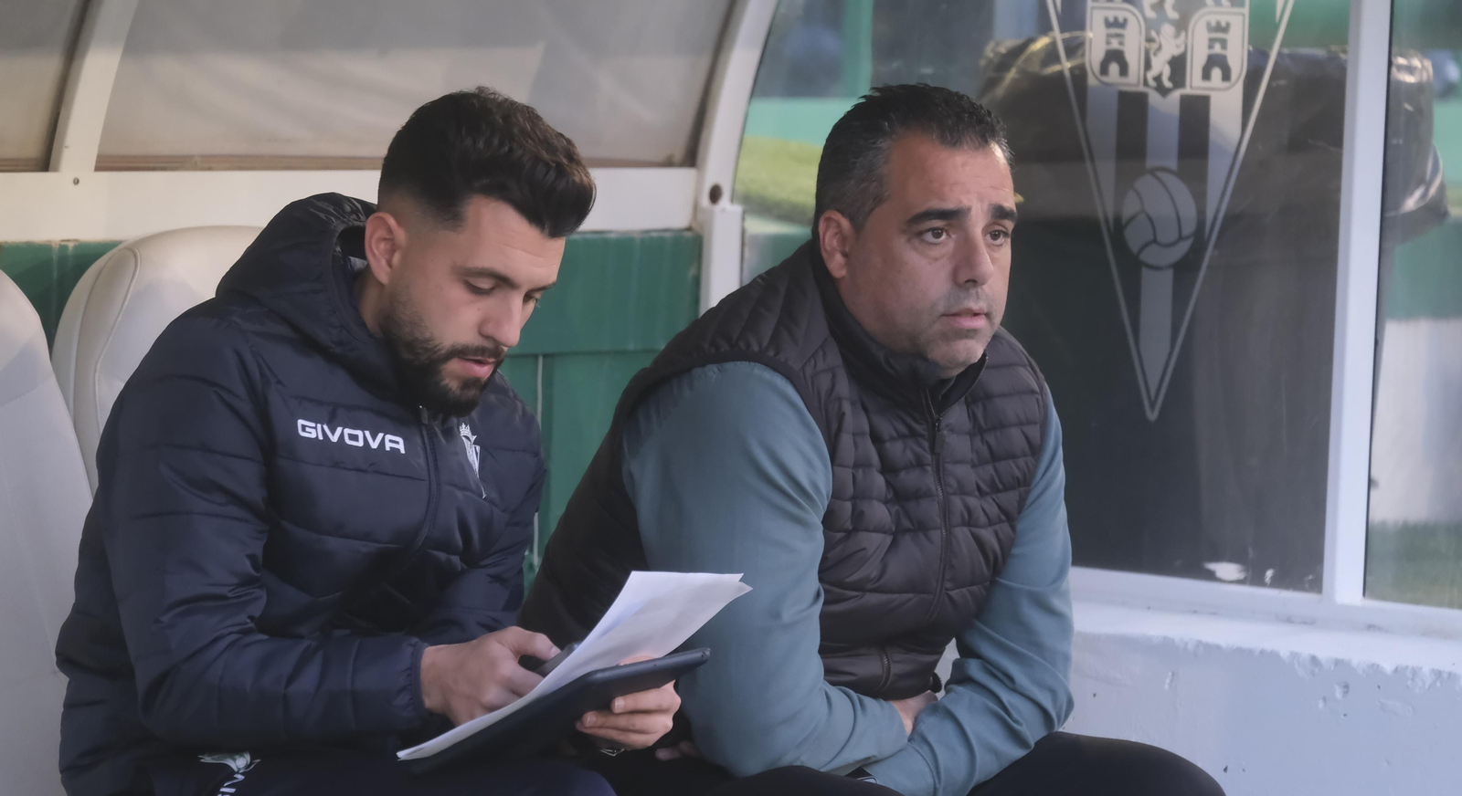 Germán Crespo en el banquillo de El Arcángel durante el encuentro ante el Castilla.