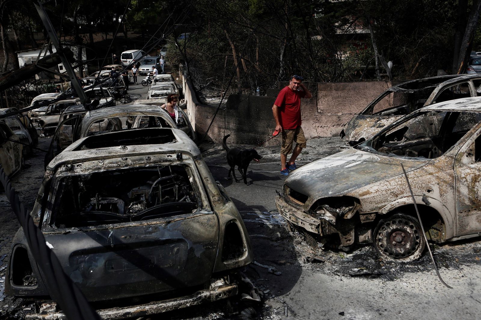 Coches arrasados por las llamas en el barrio de Mati, al noreste de Atenas.