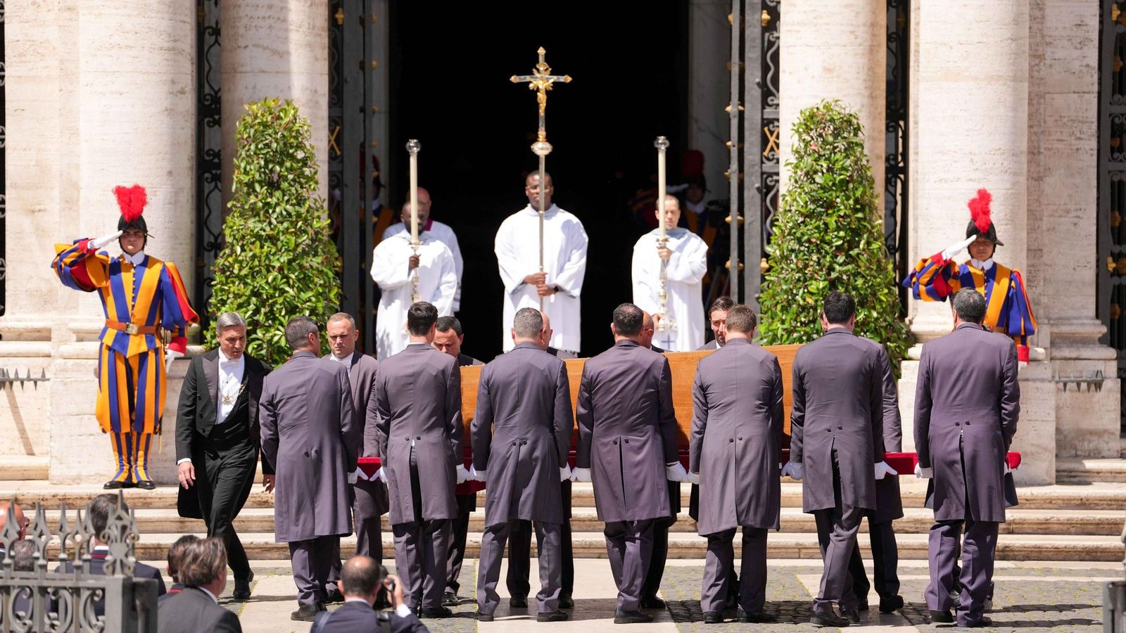 Entrada del féretro de Jorge Bergoglio en la iglesia de Santa María la Mayor de Roma