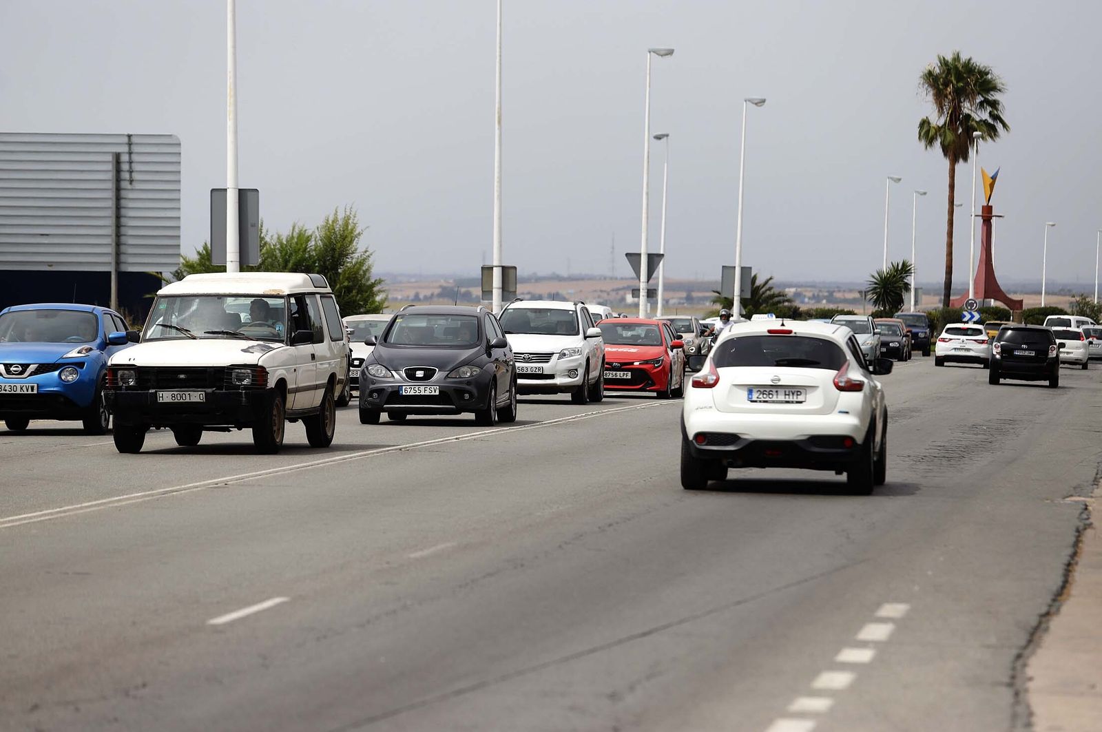 Imágenes de las retenciones provocadas por un accidente en el puente del Odiel