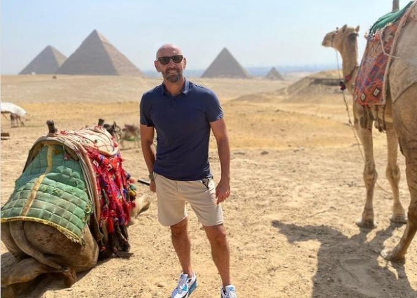 Monchi, delante de las pirámides, en El Cairo.