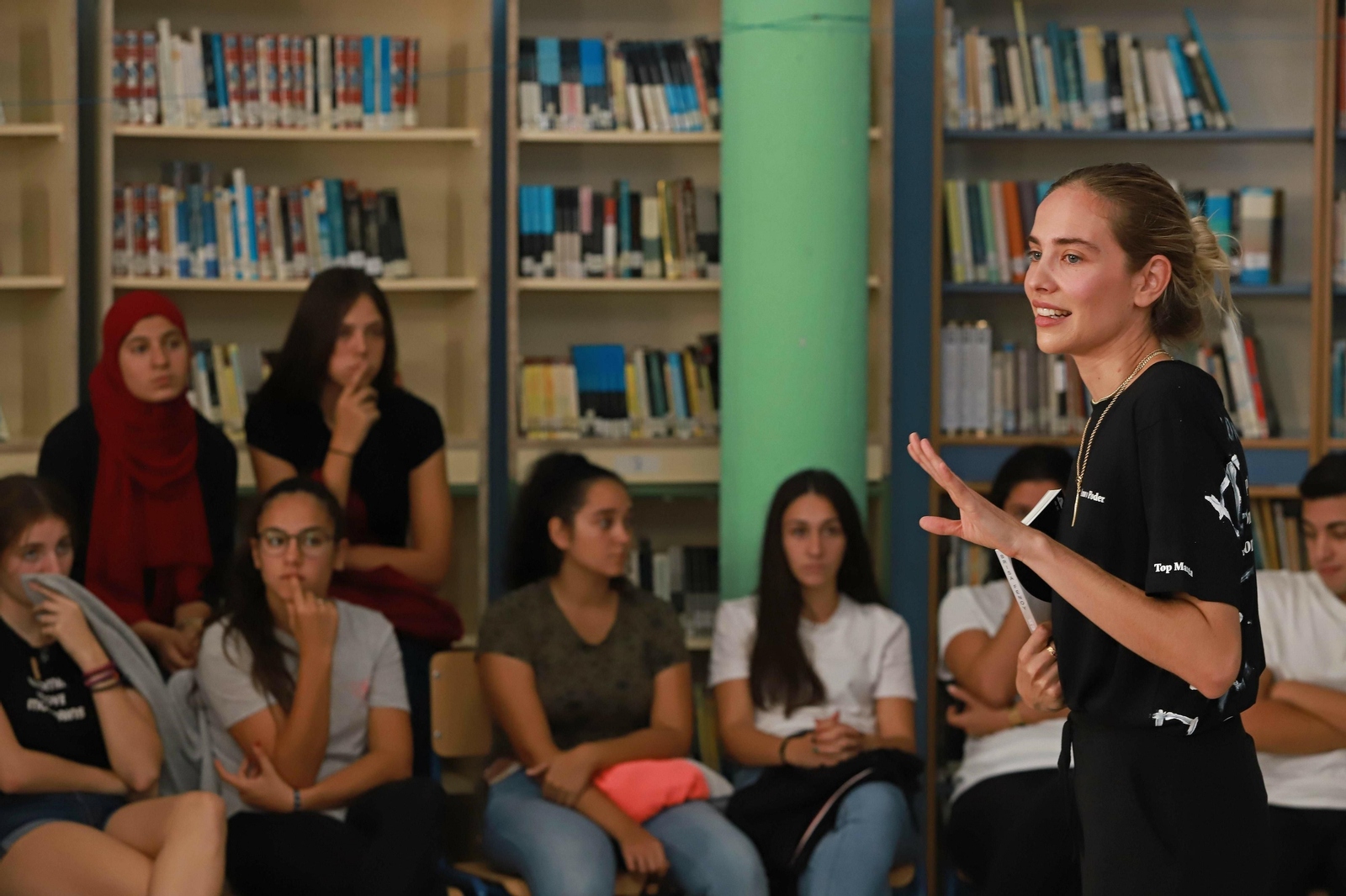 Brisa Fenoy presenta su primer libro en la biblioteca del instituto Getares, en Algeciras.