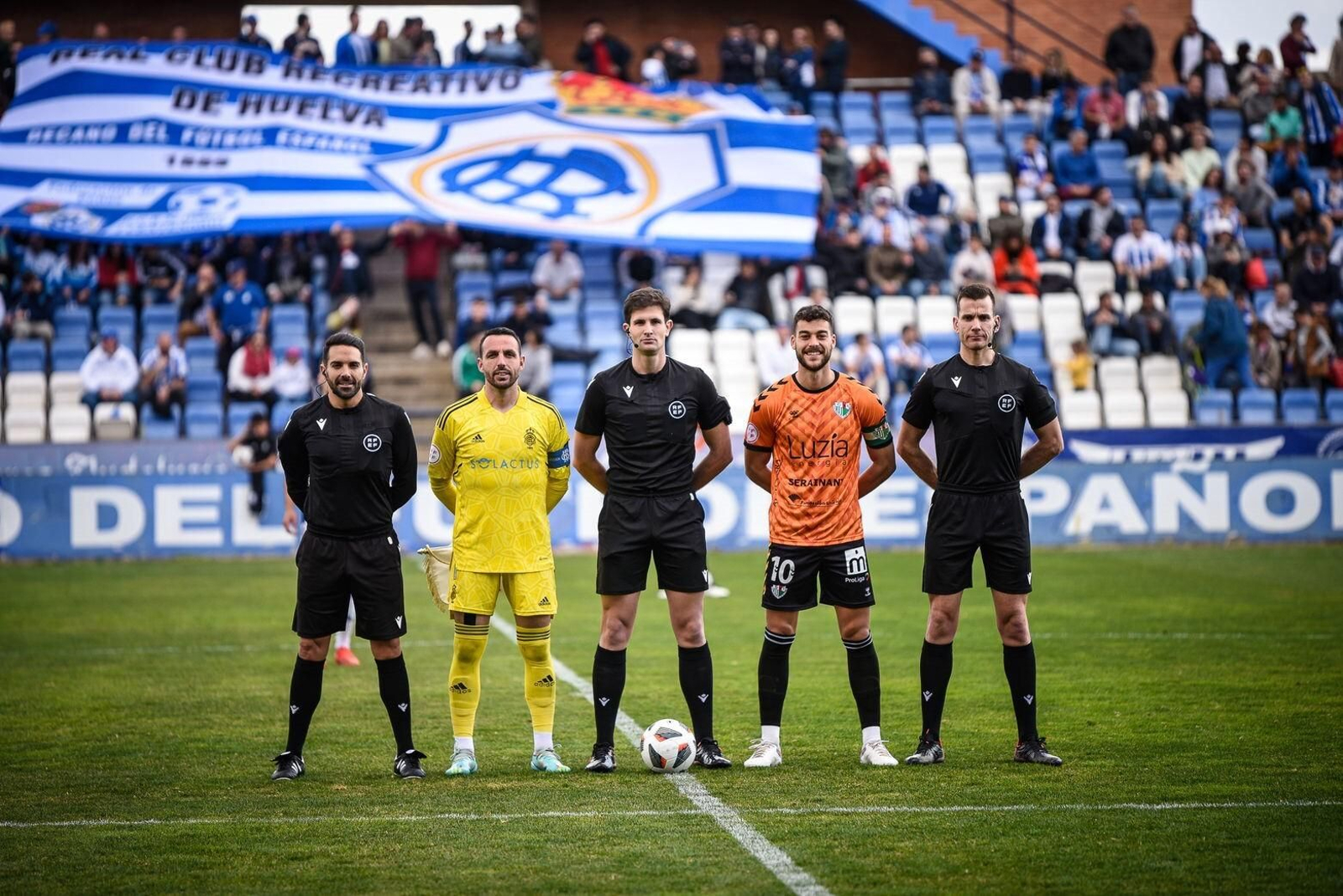 Luis Alcalde posa en el sorteo de capitanes en su visita al Recreativo de Huelva con el Antequera.