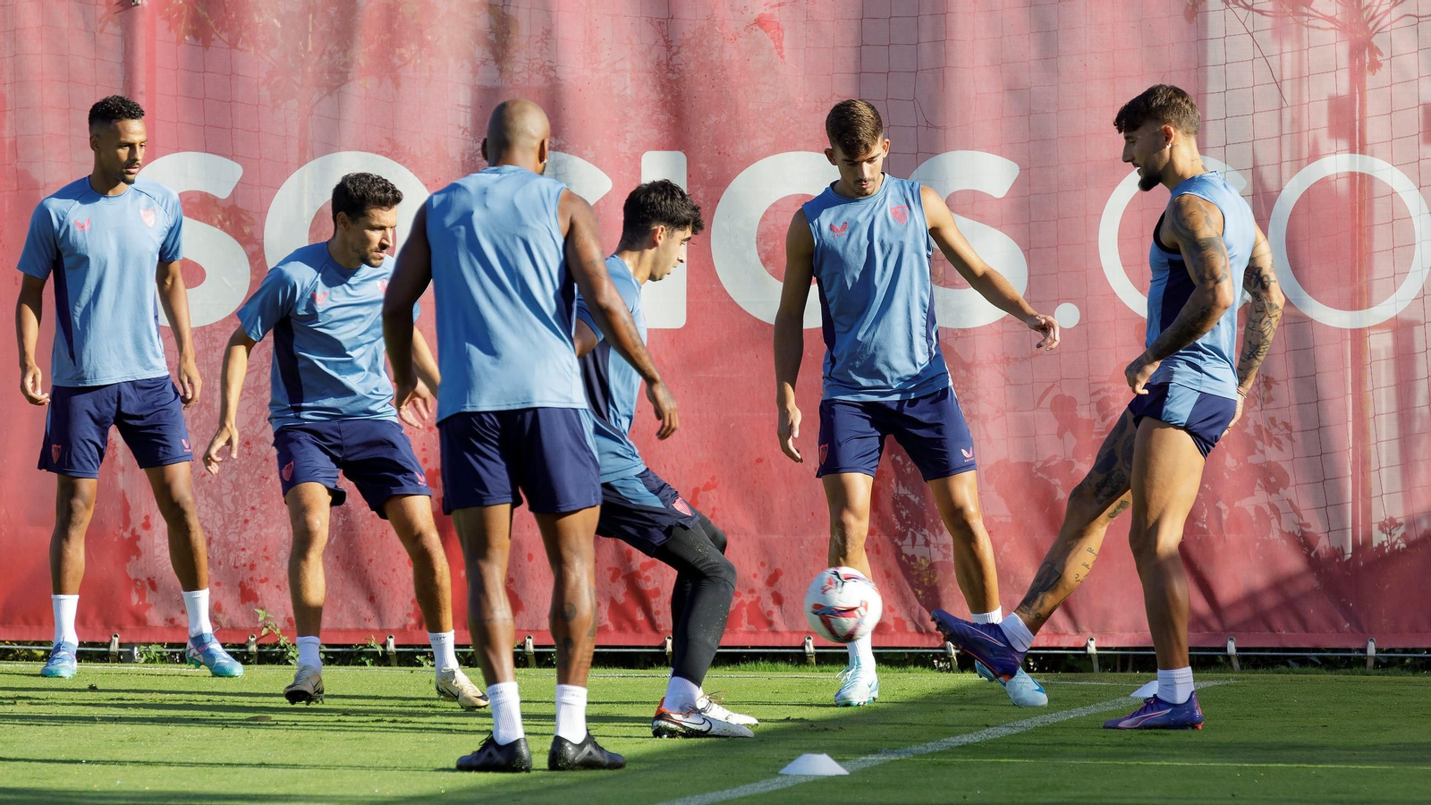 Marcao, de espaldas, y Kike Salas, de frente, en un rondo con Gudelj, otra opción para la zaga.